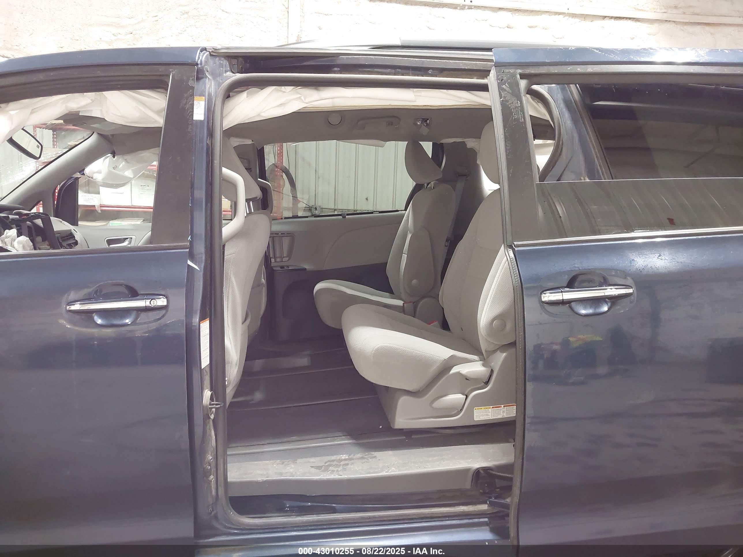 TOYOTA SIENNA image 8