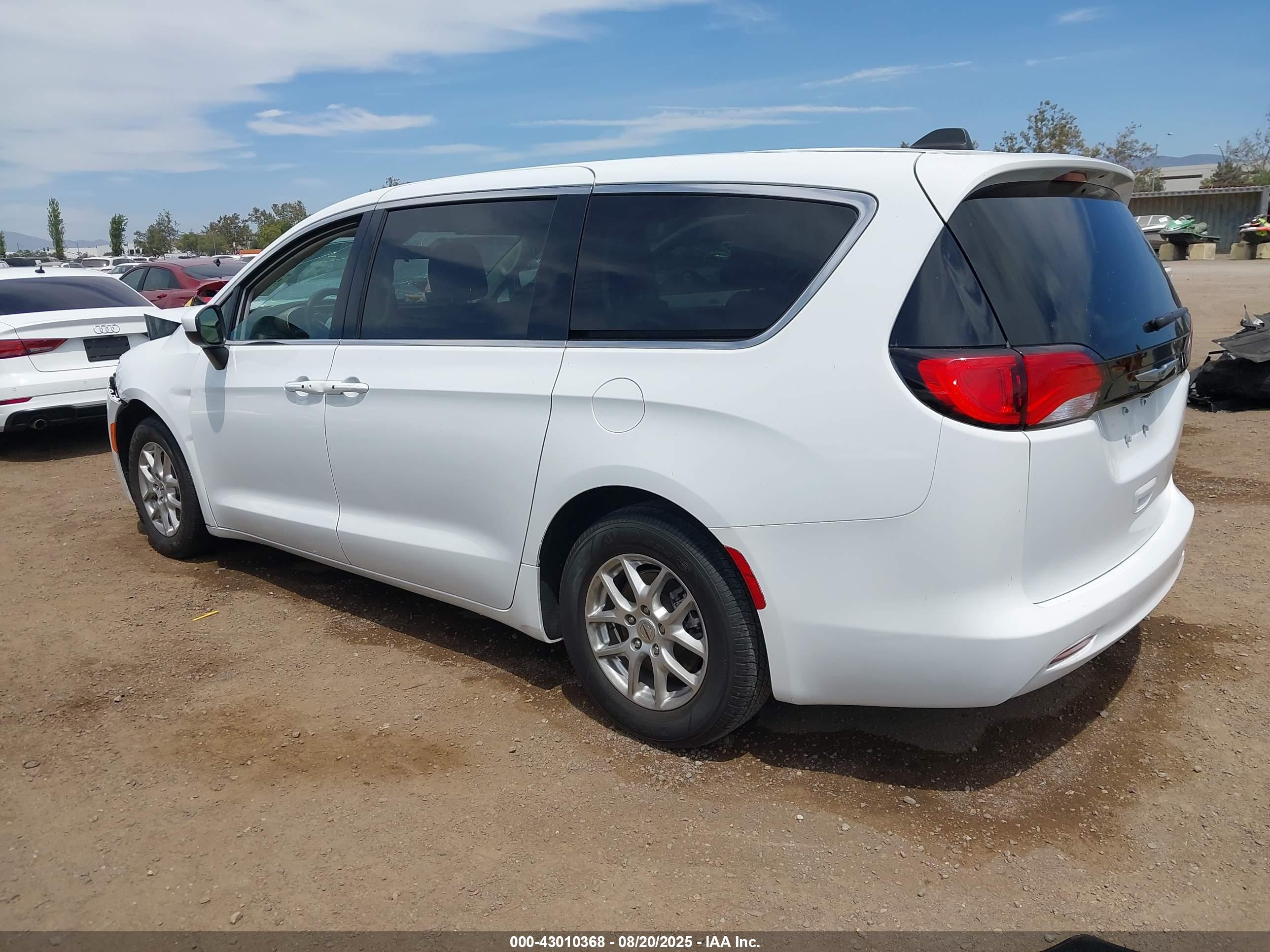 CHRYSLER VOYAGER image 3