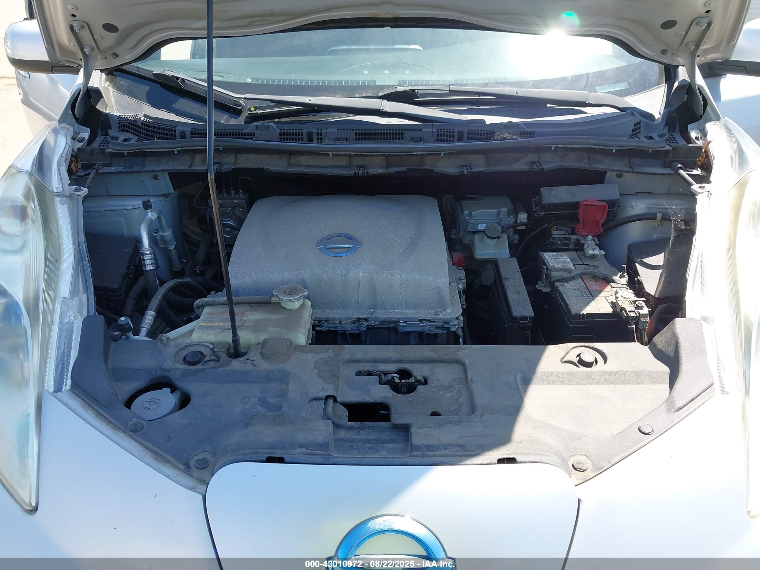 NISSAN LEAF image 10