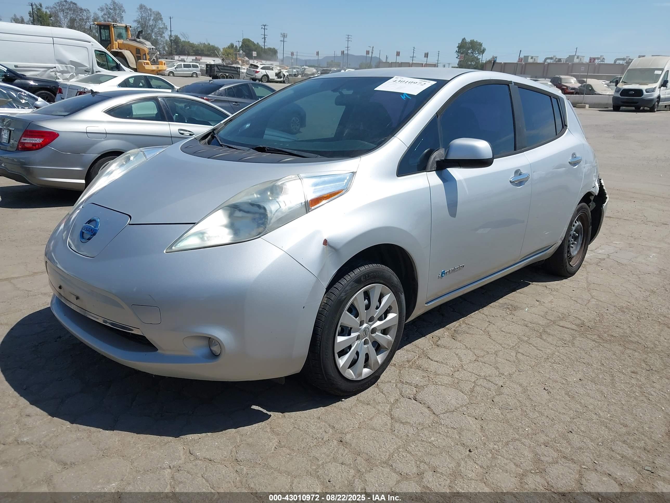 NISSAN LEAF image 2