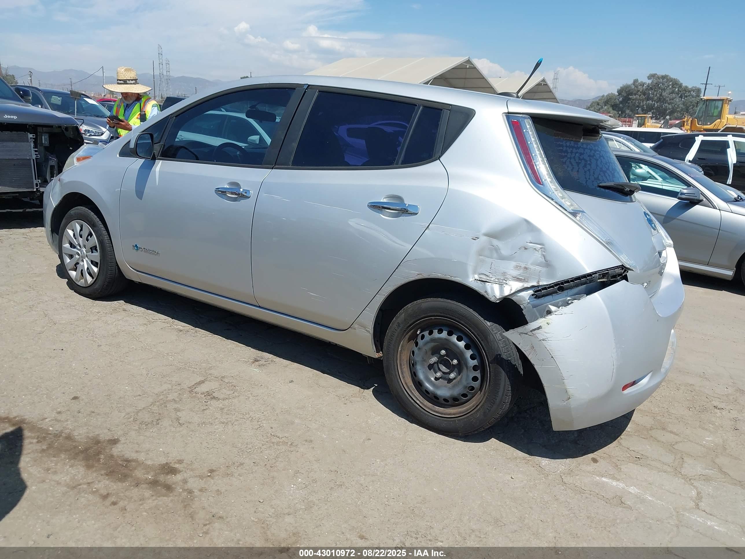 NISSAN LEAF image 3