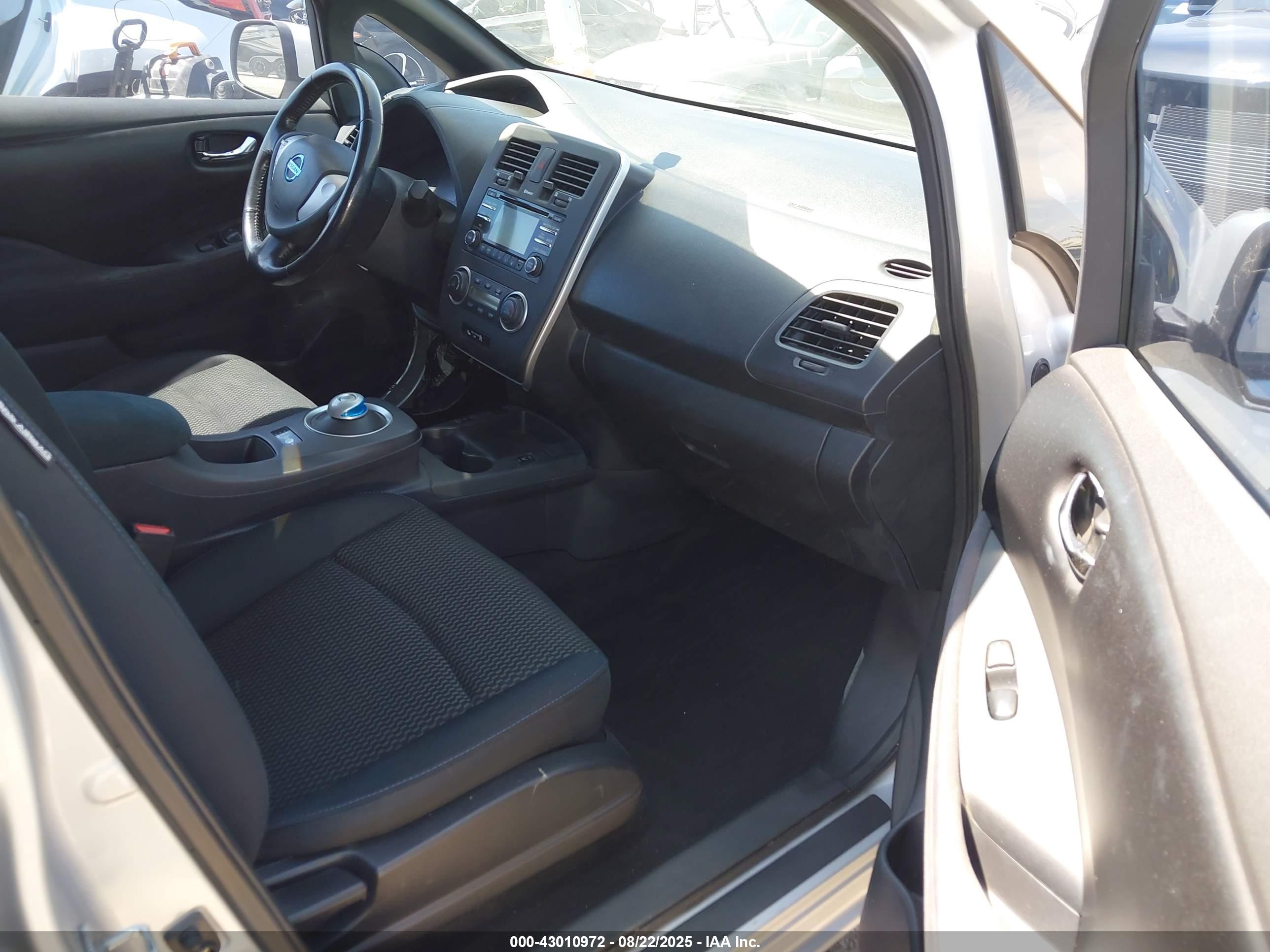 NISSAN LEAF image 5