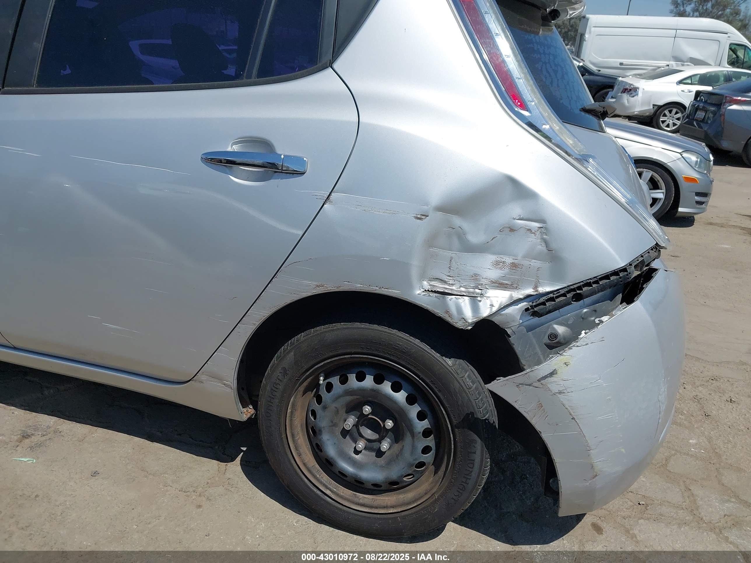 NISSAN LEAF image 6