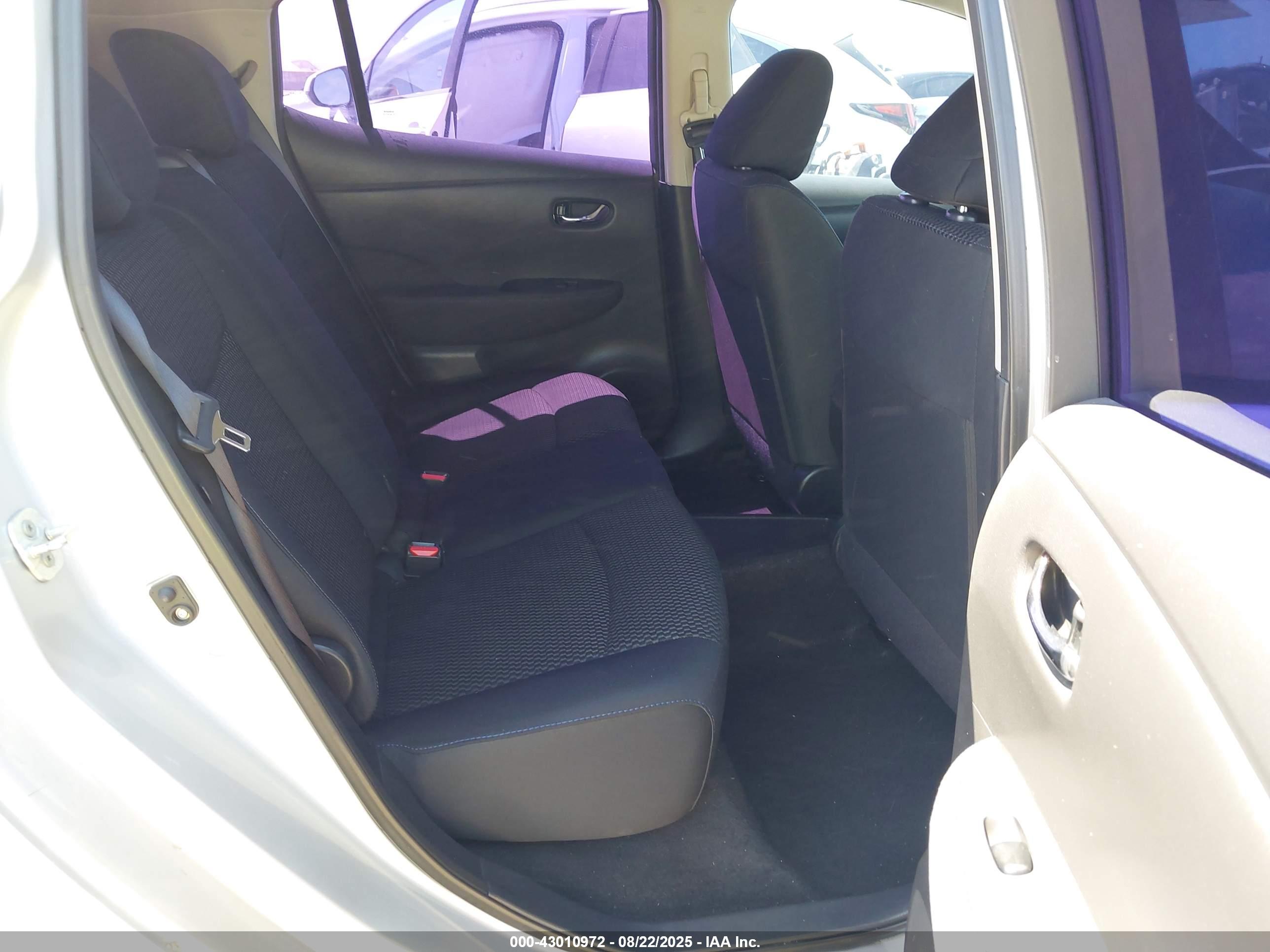 NISSAN LEAF image 8