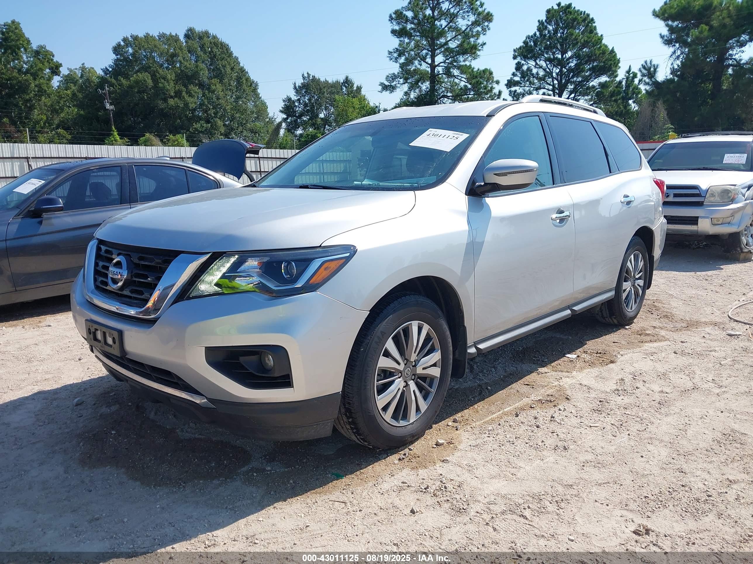 NISSAN PATHFINDER image 2