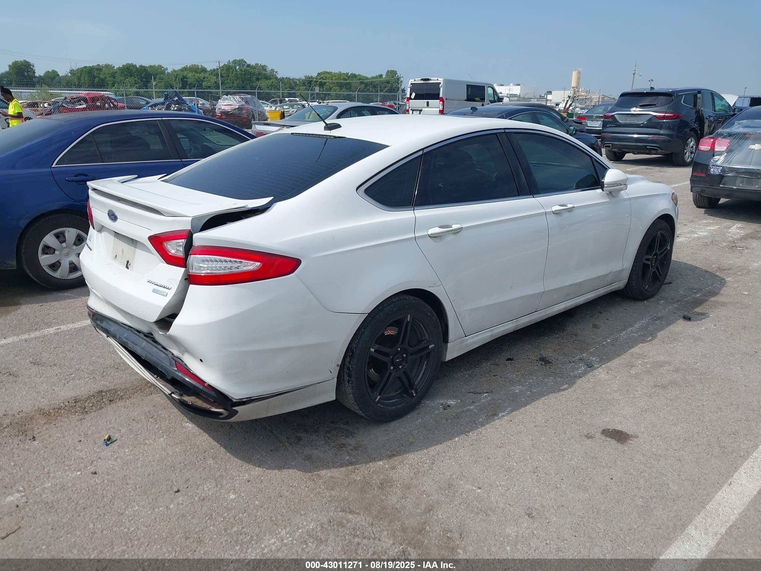 FORD FUSION image 4