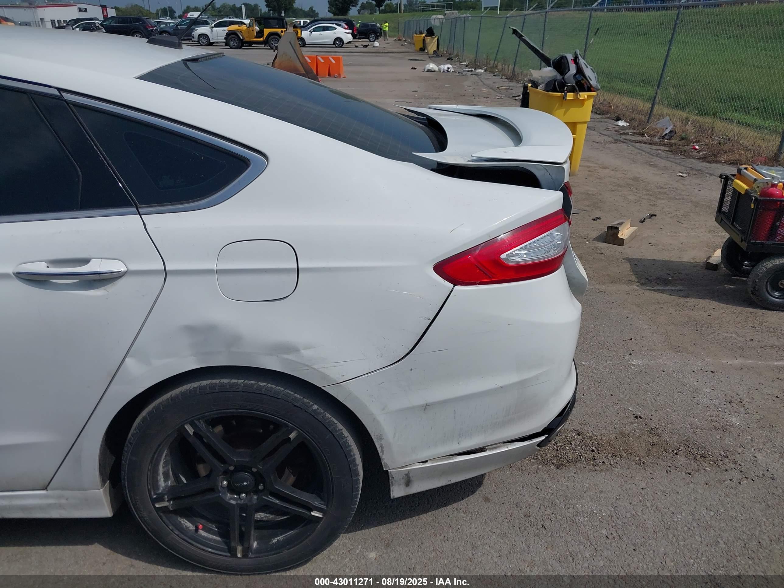 FORD FUSION image 6