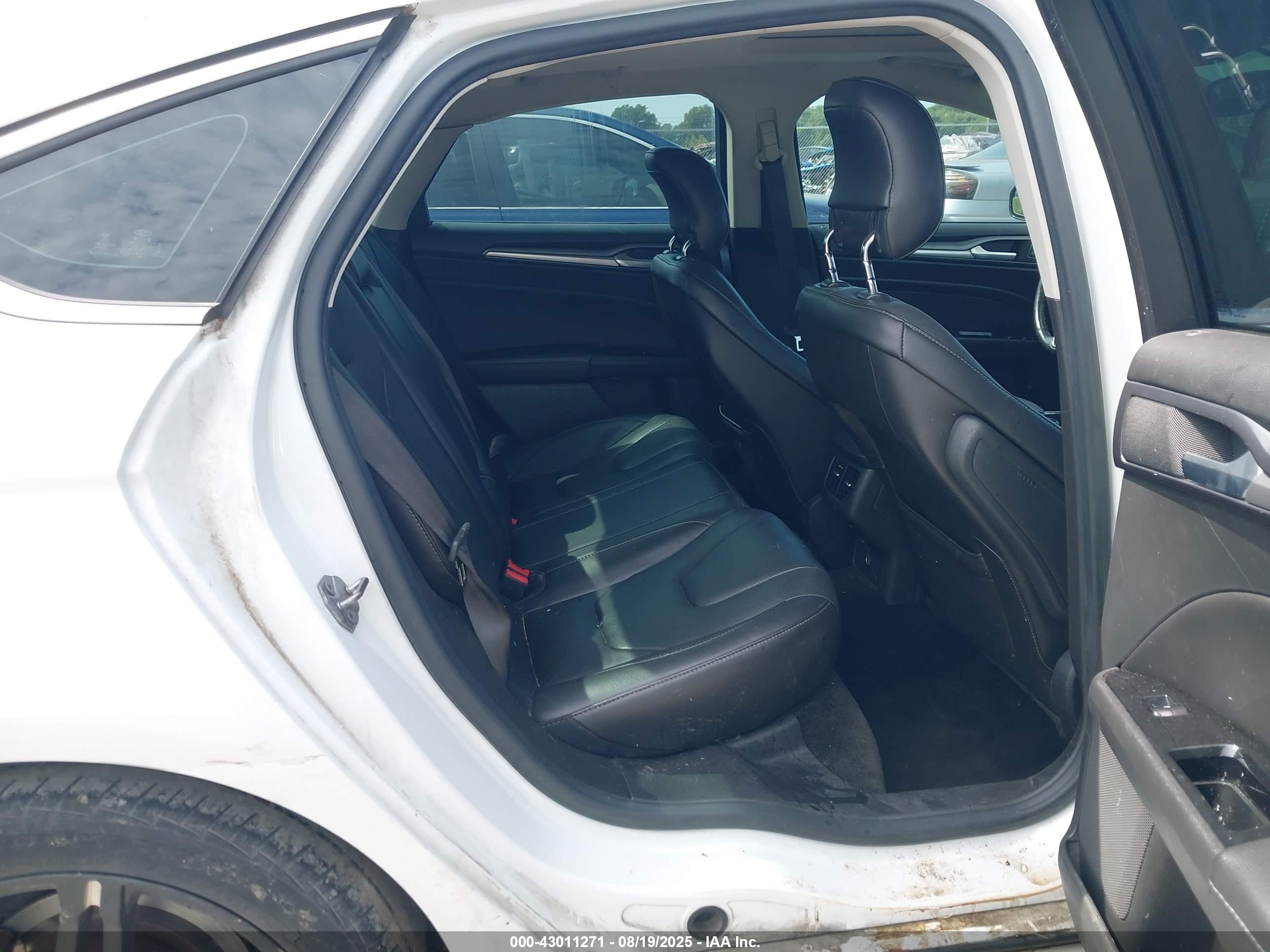 FORD FUSION image 8