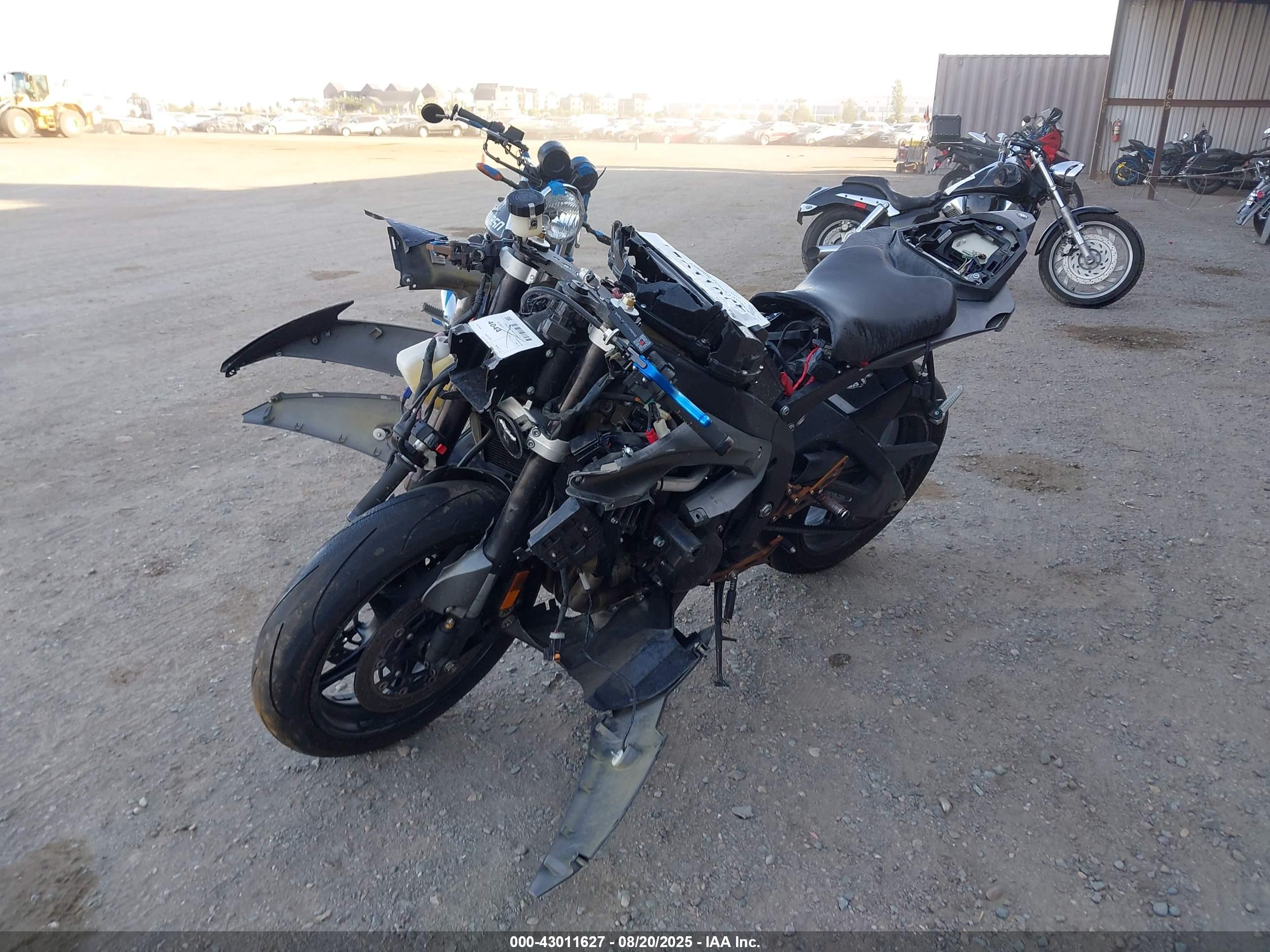 YAMAHA YZFR6 image 2