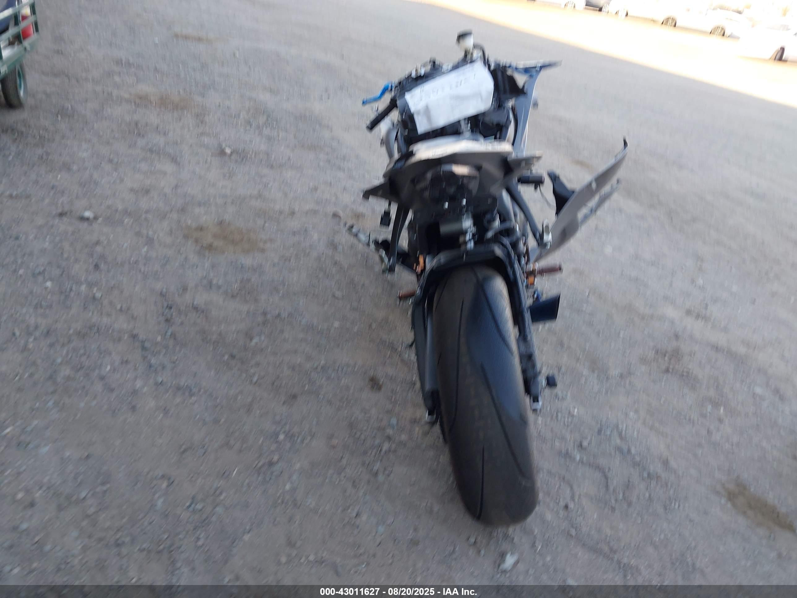 YAMAHA YZFR6 image 6