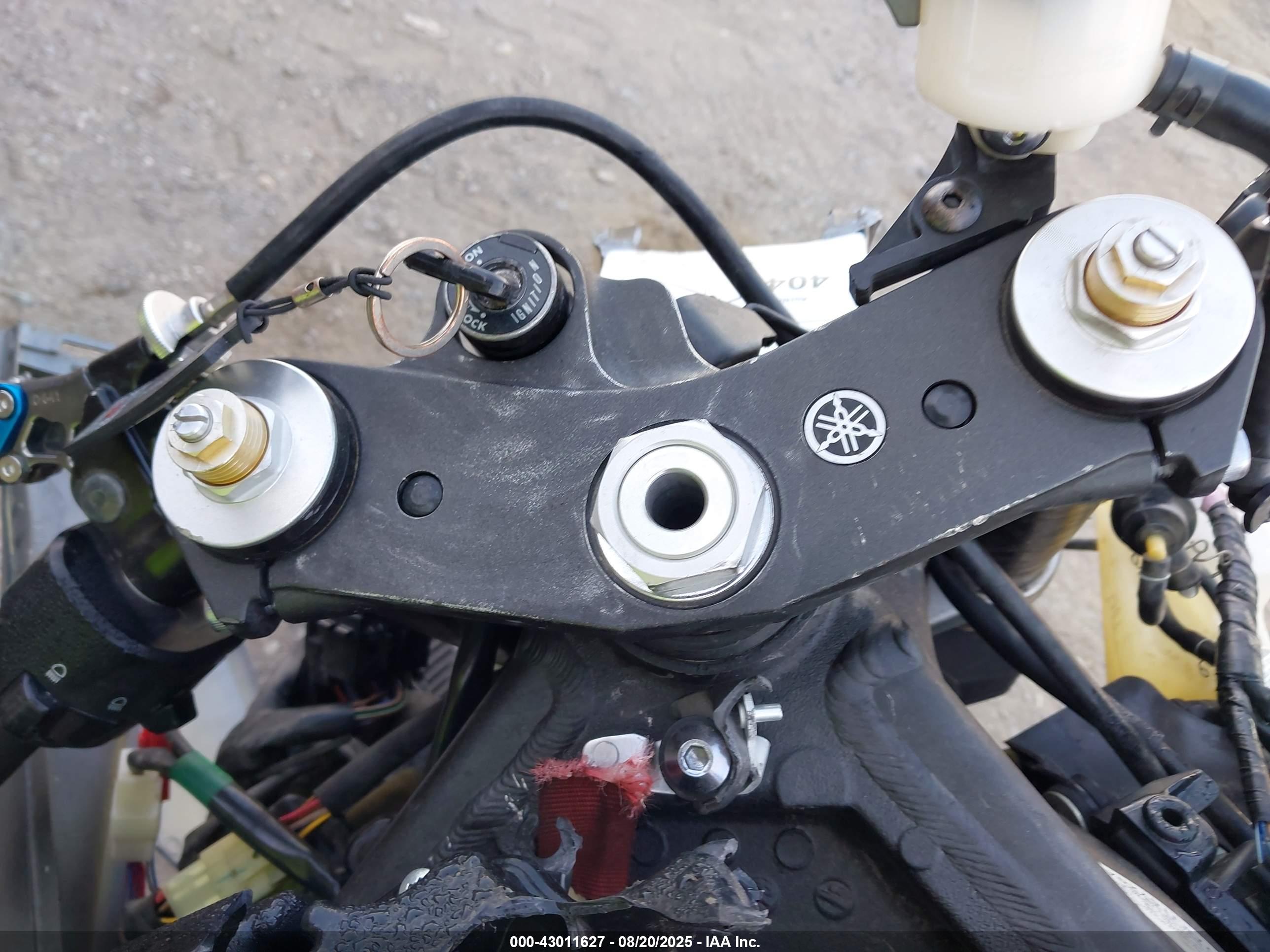 YAMAHA YZFR6 image 7