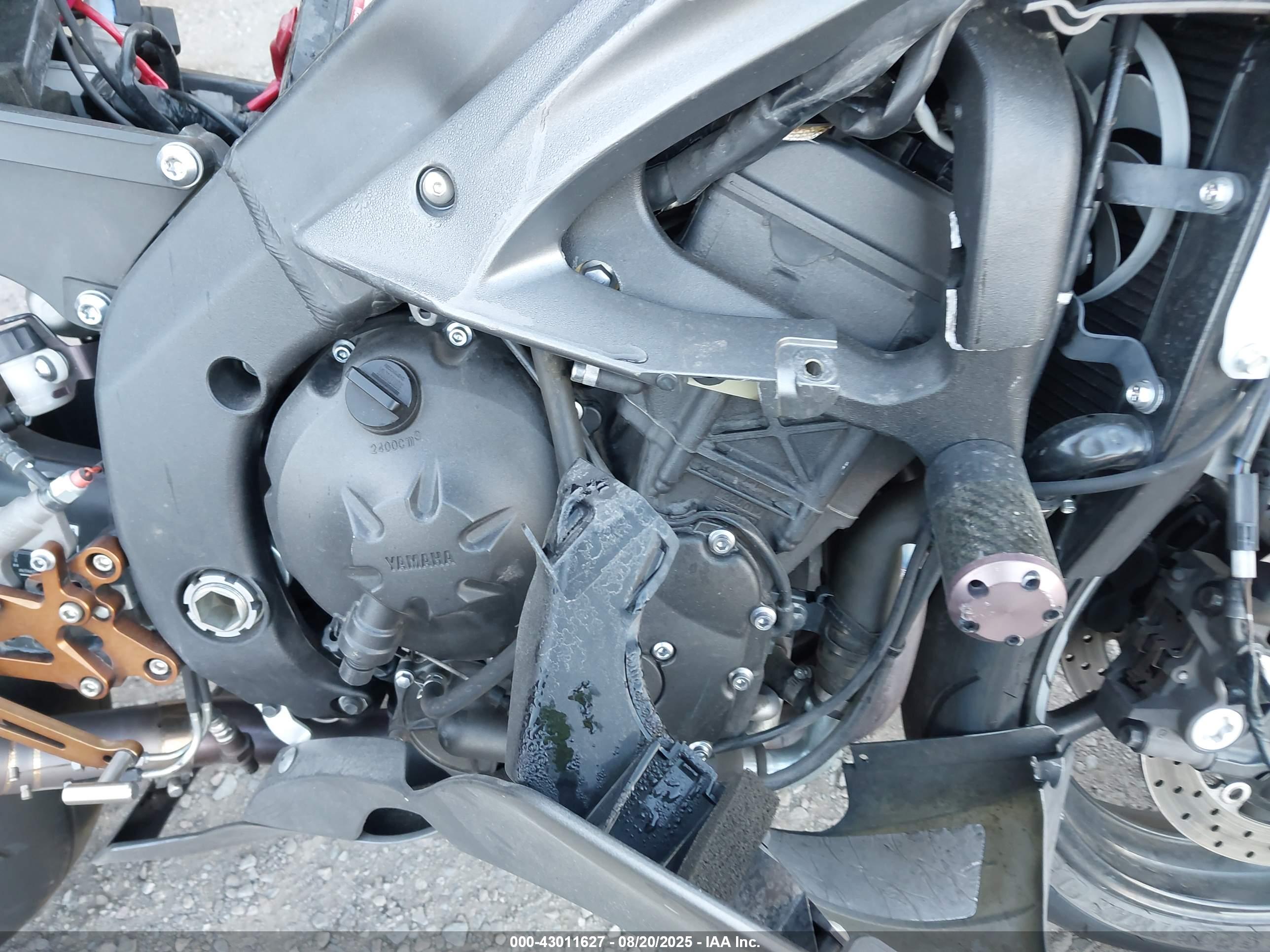 YAMAHA YZFR6 image 8