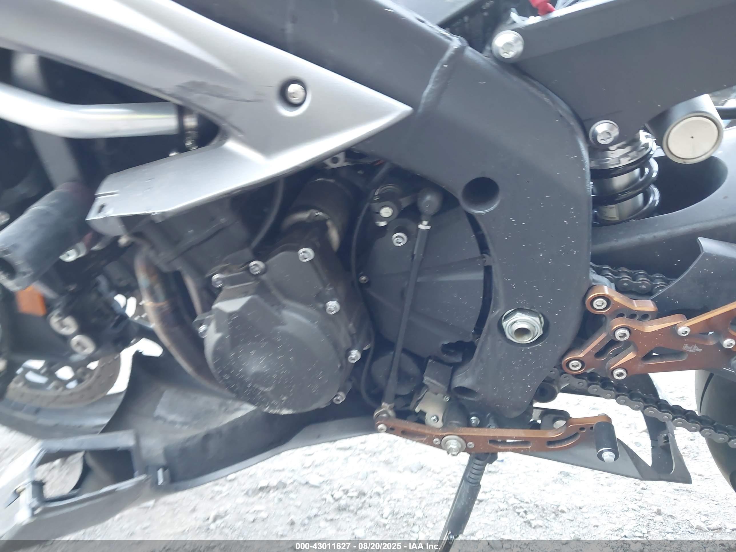 YAMAHA YZFR6 image 9