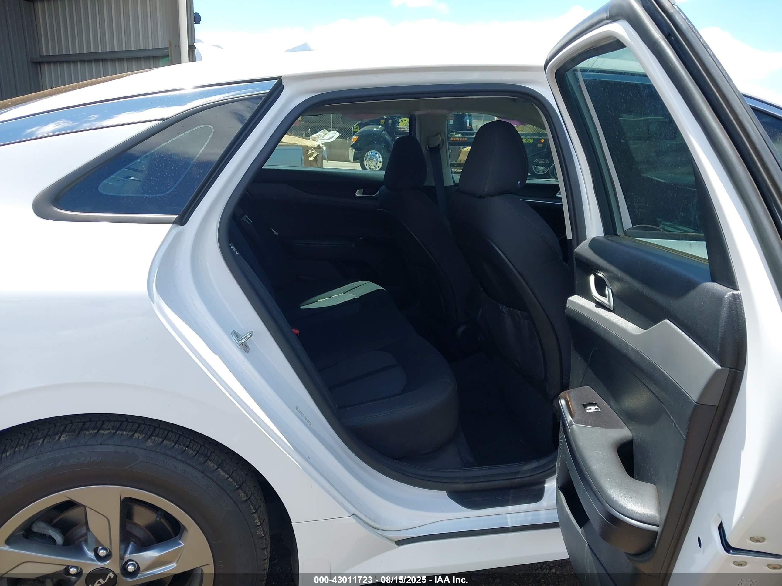 KIA K5 image 8