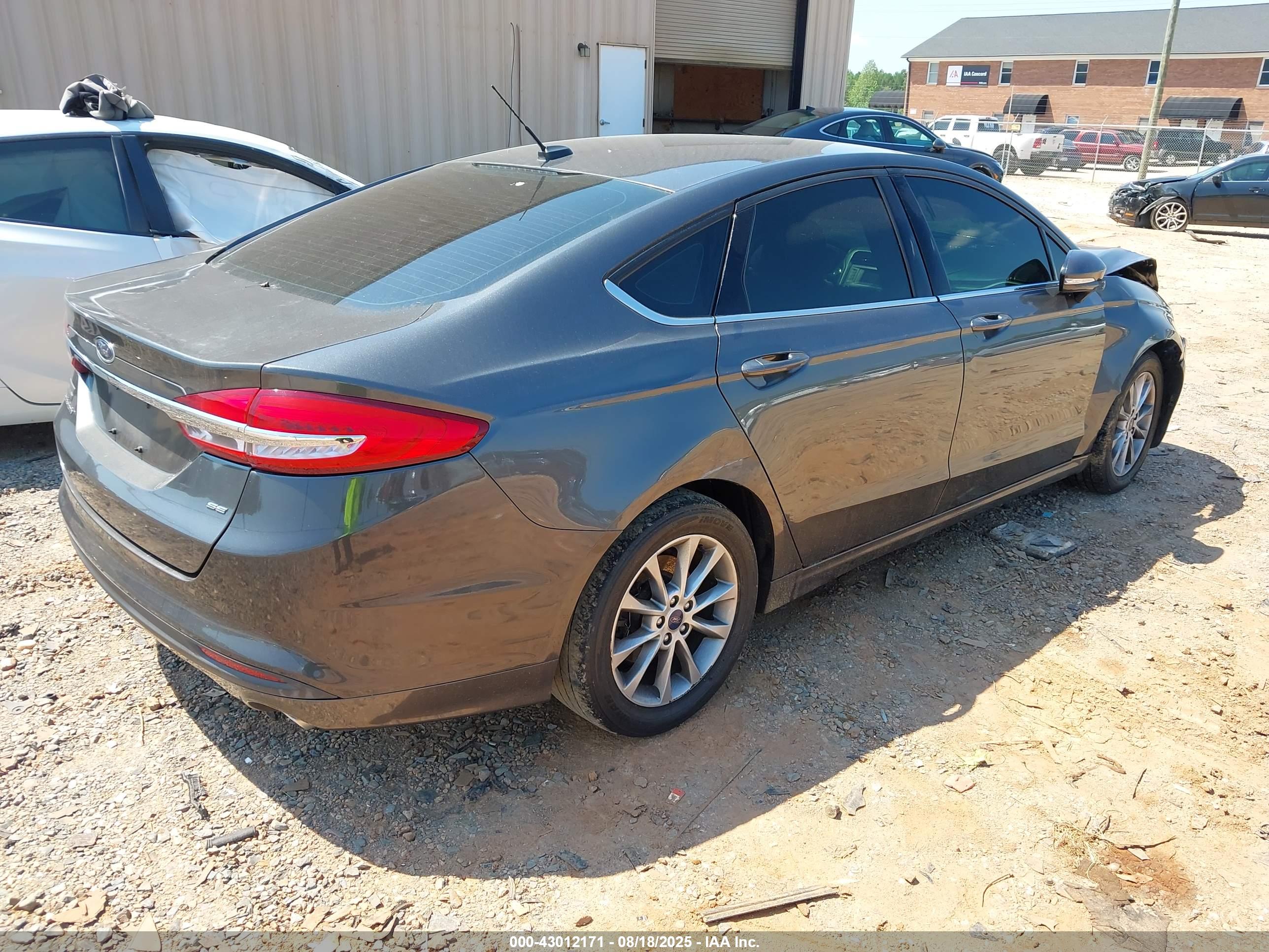 FORD FUSION image 4