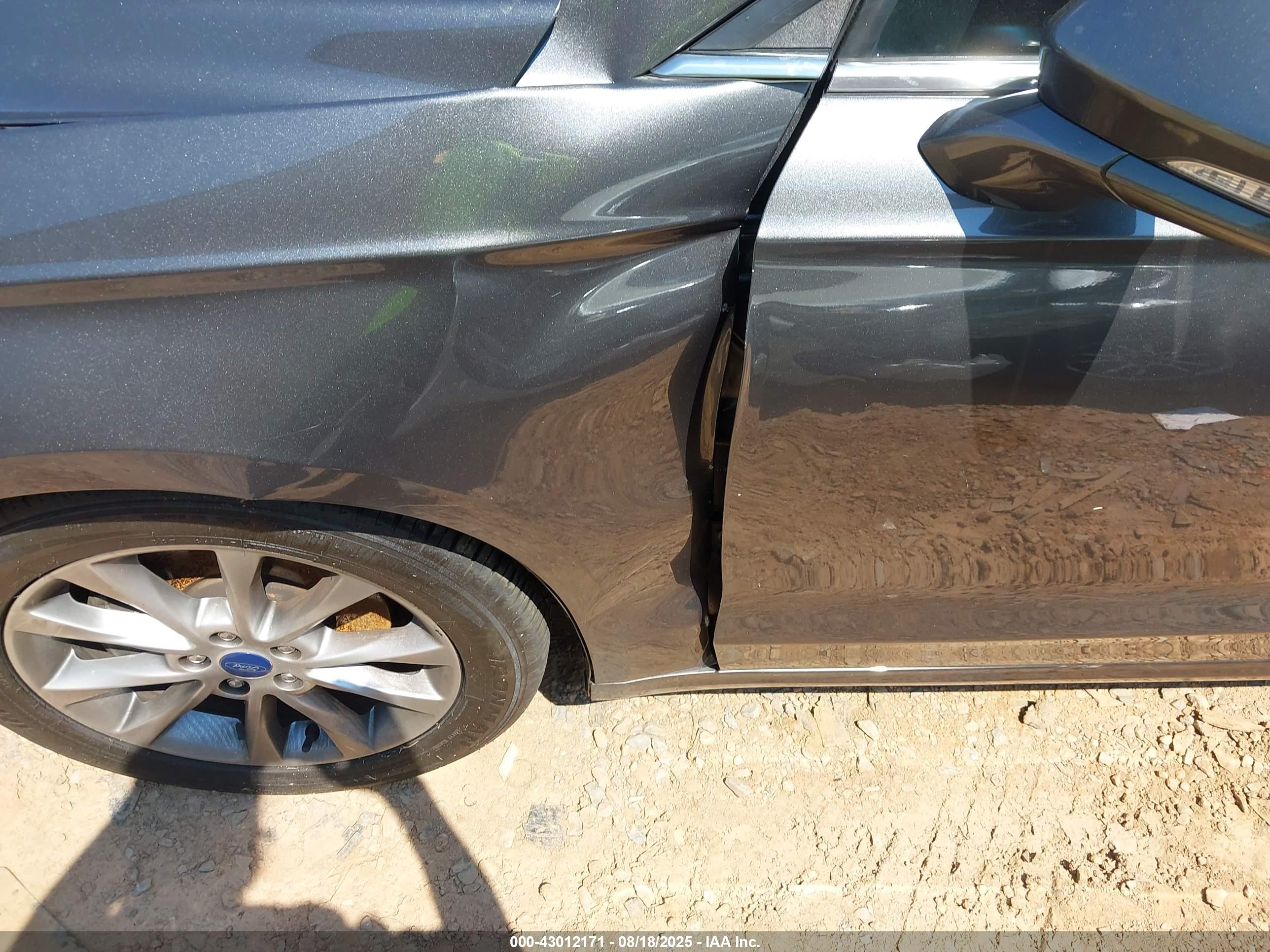 FORD FUSION image 6