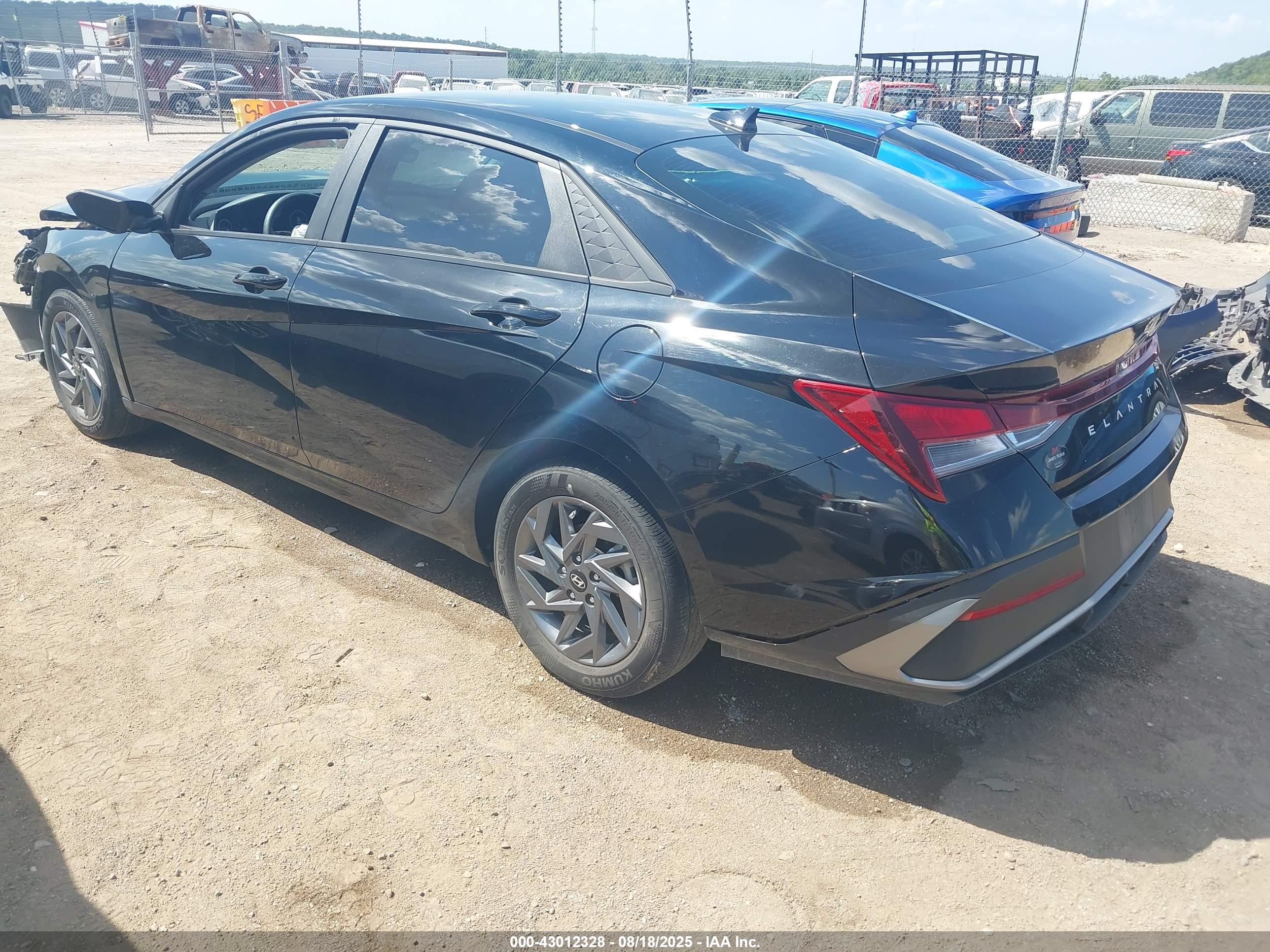 HYUNDAI ELANTRA image 3