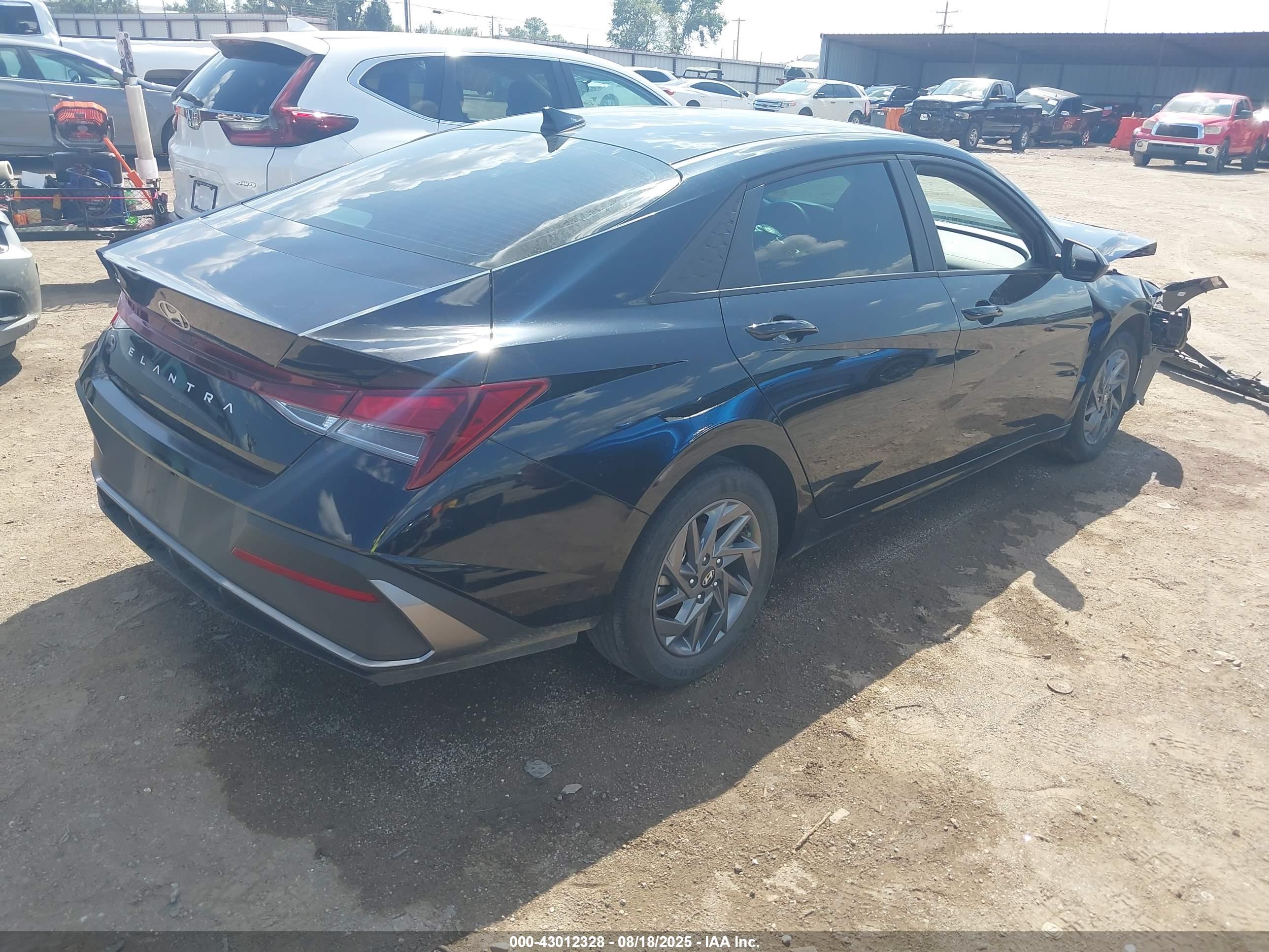 HYUNDAI ELANTRA image 4