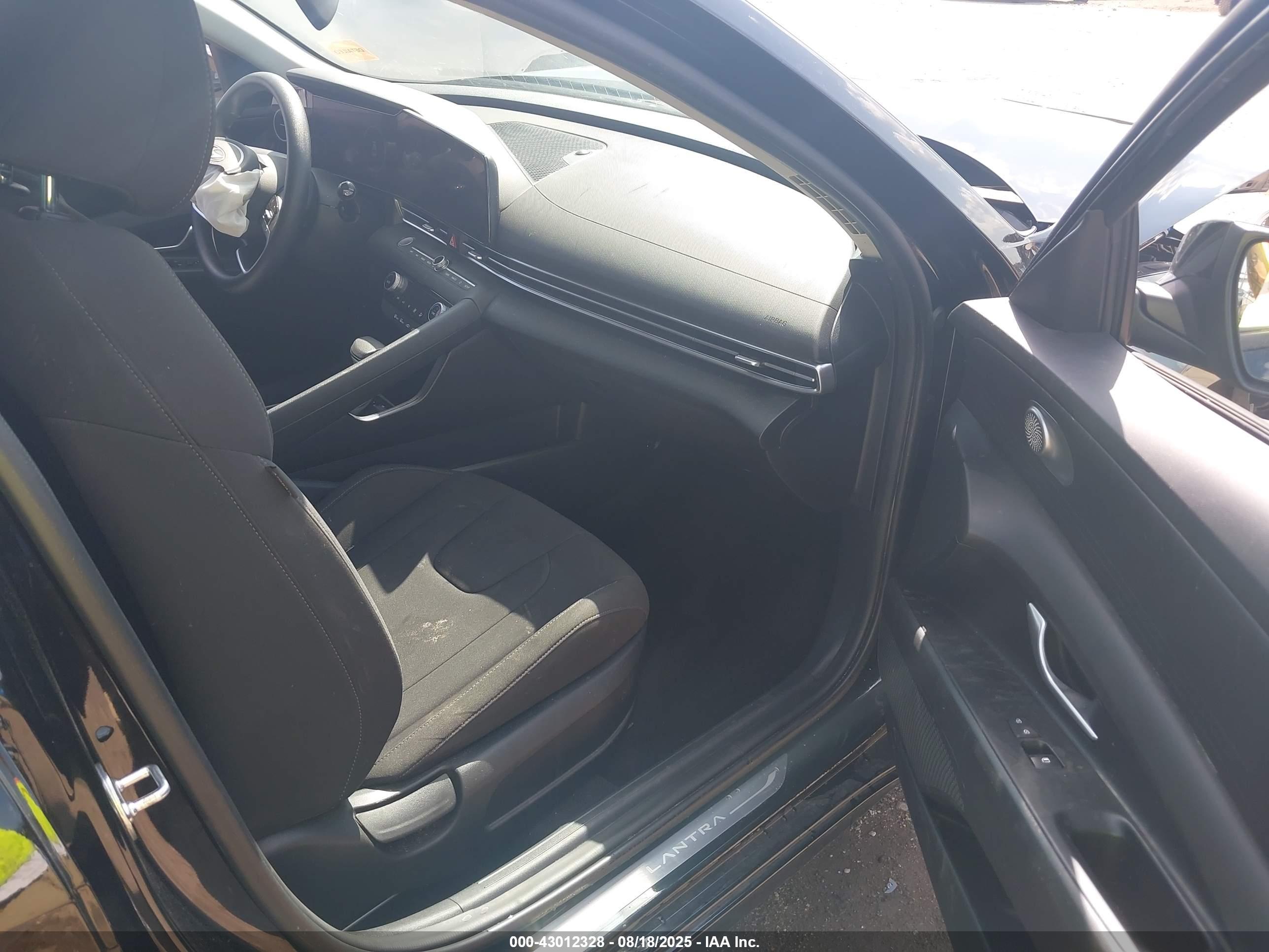 HYUNDAI ELANTRA image 5