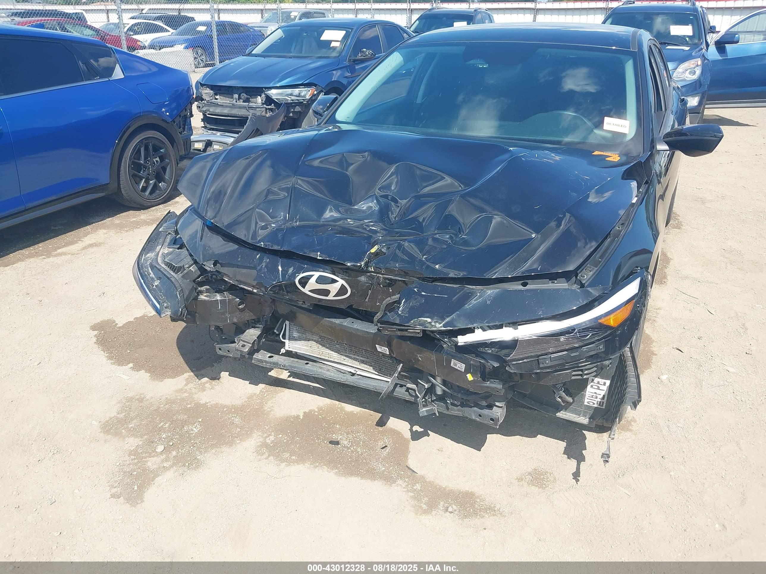HYUNDAI ELANTRA image 6