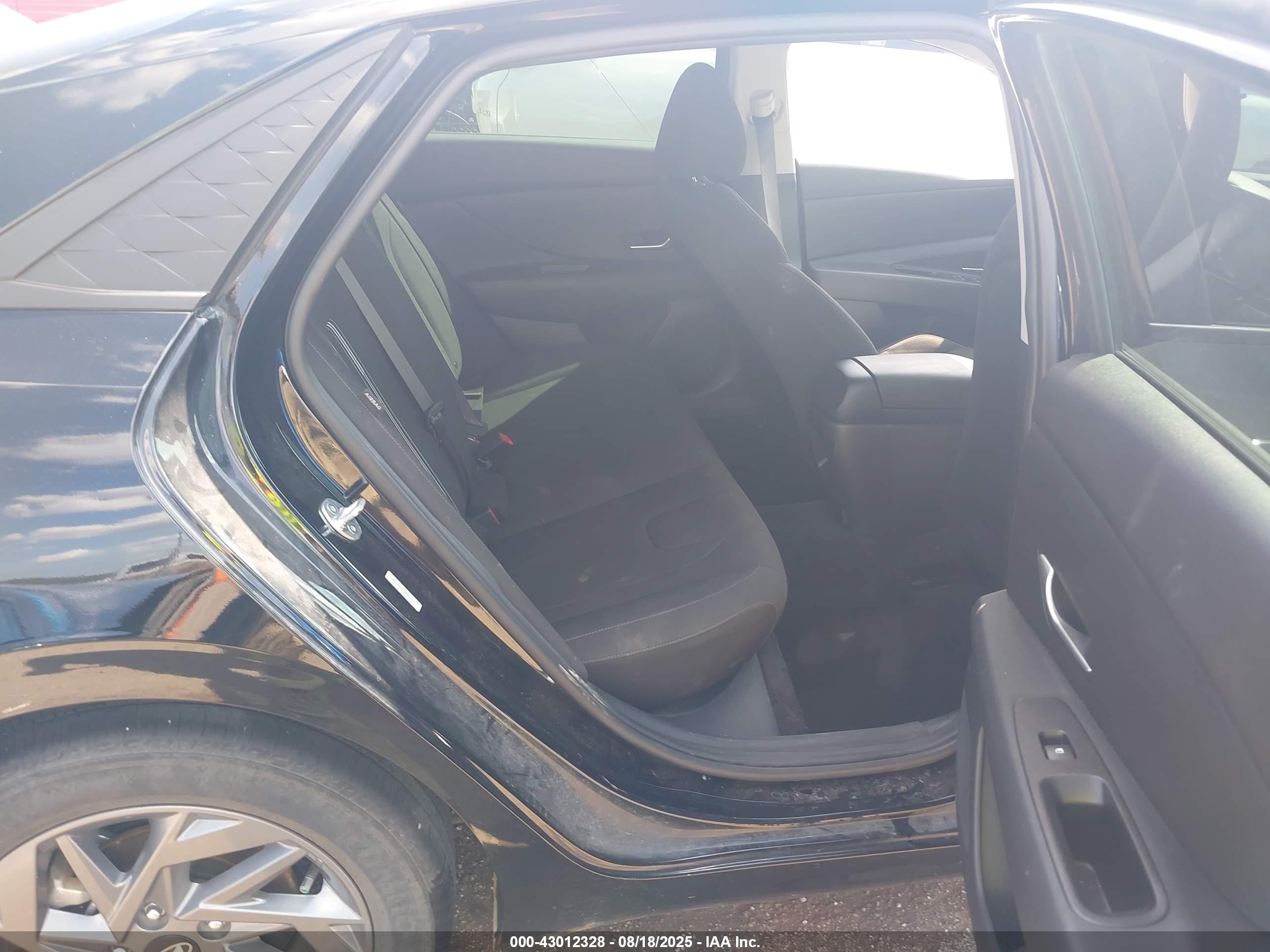 HYUNDAI ELANTRA image 8