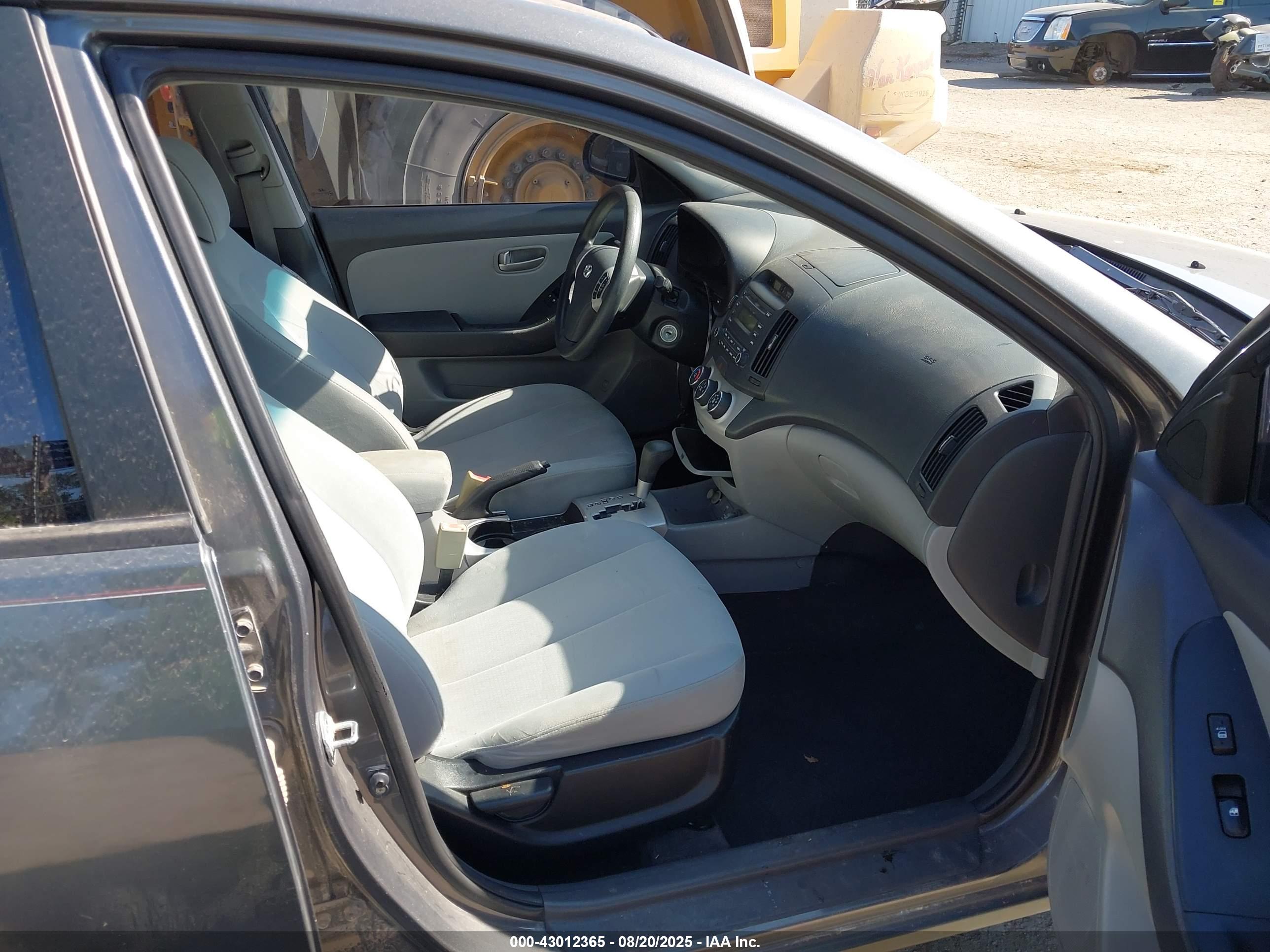 HYUNDAI ELANTRA image 5