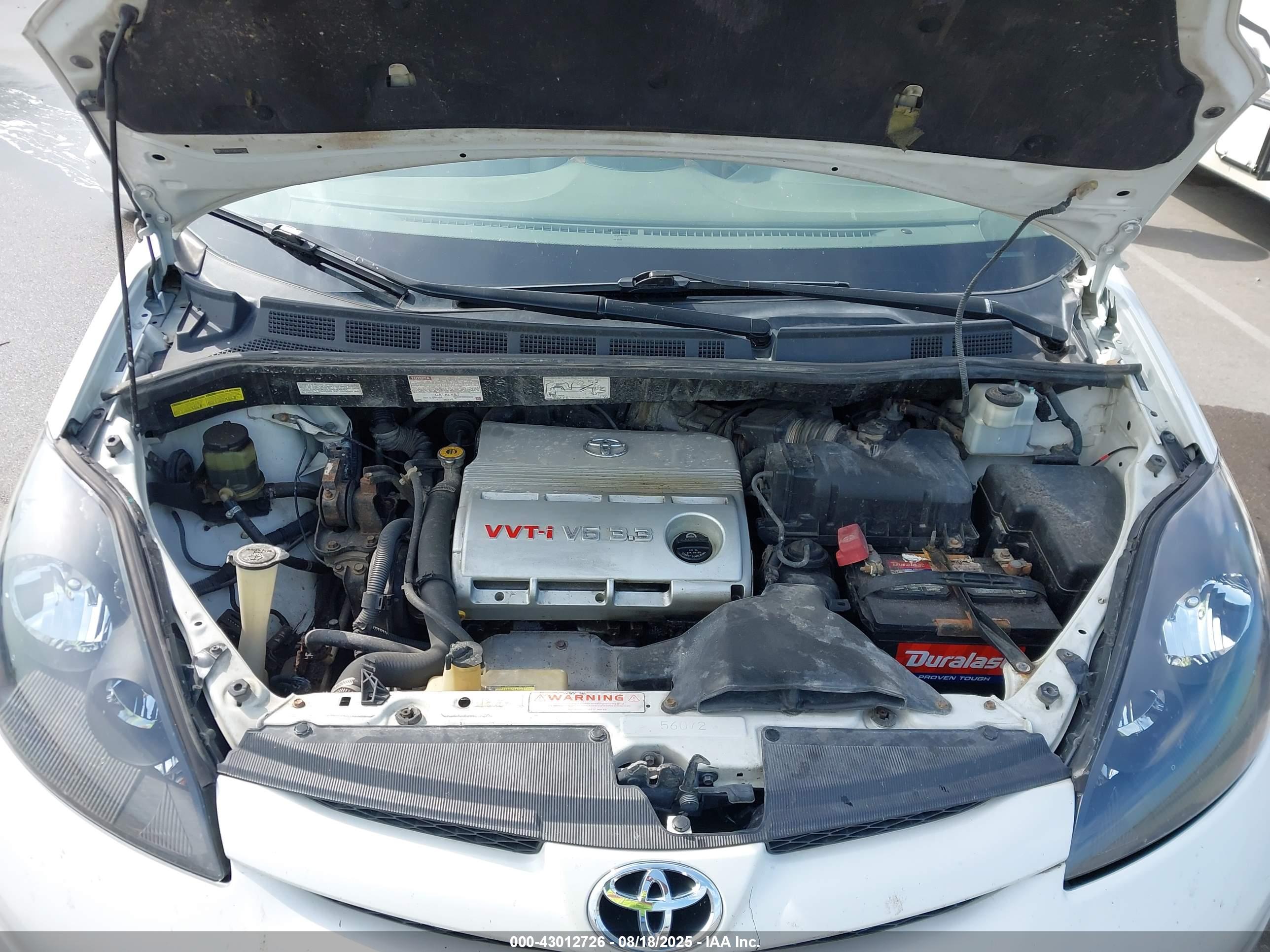 TOYOTA SIENNA image 10