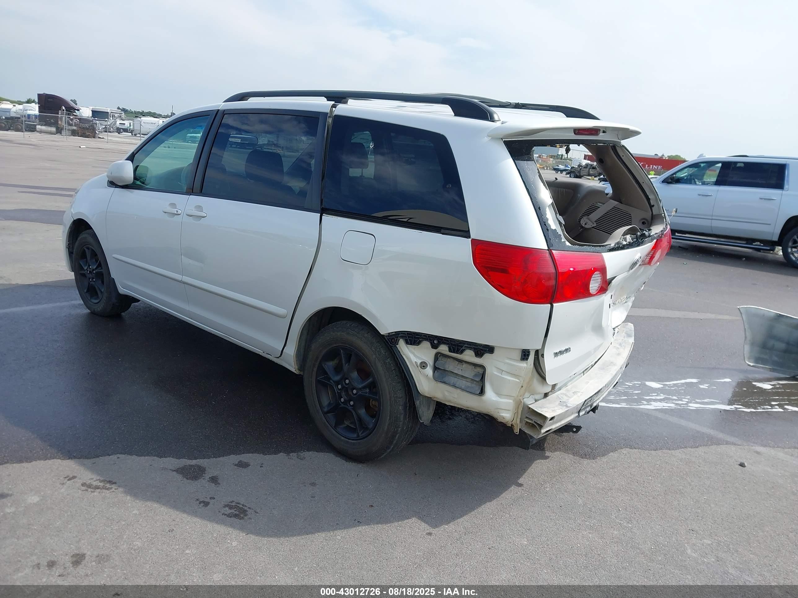 TOYOTA SIENNA image 3