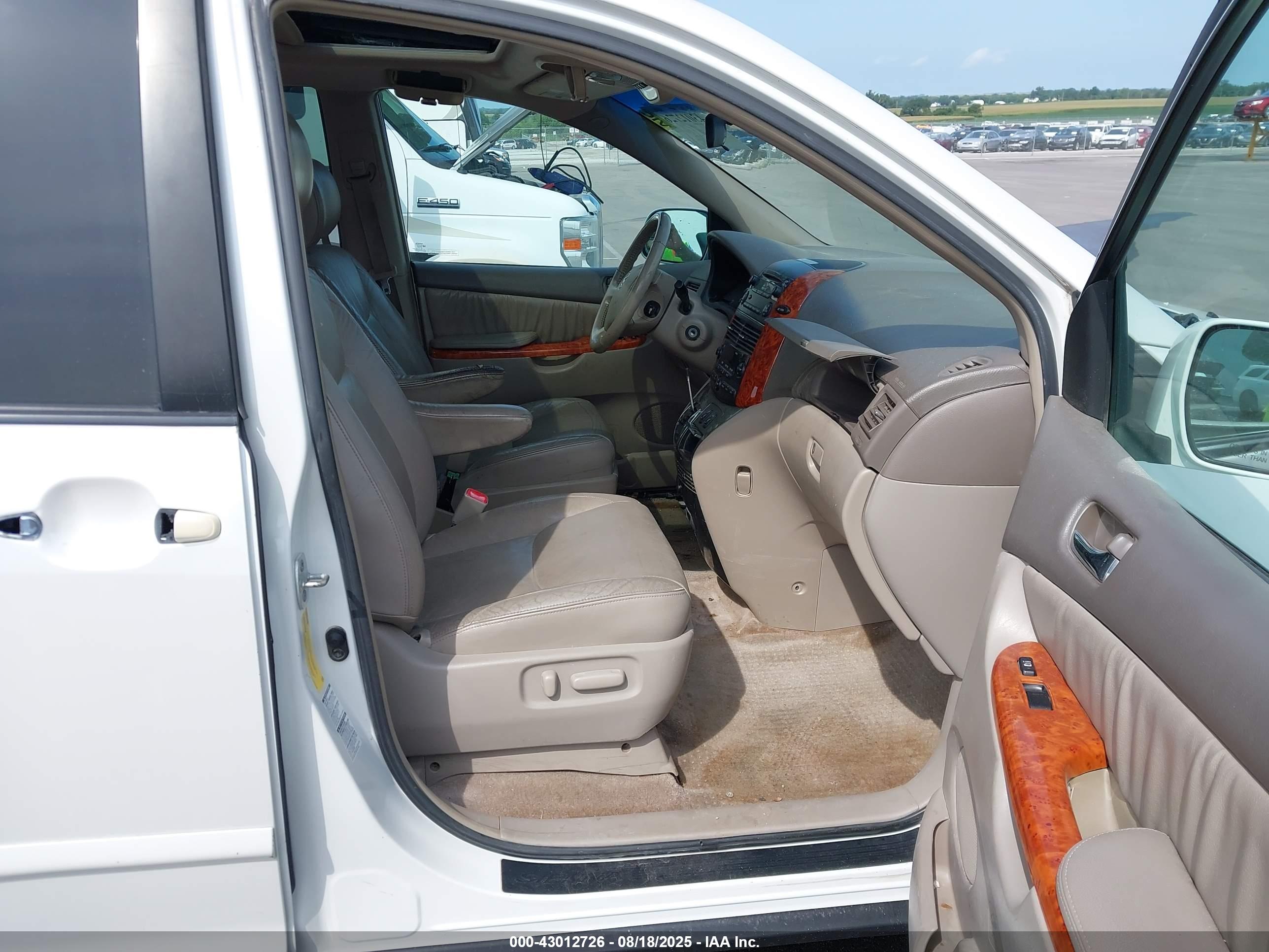 TOYOTA SIENNA image 5