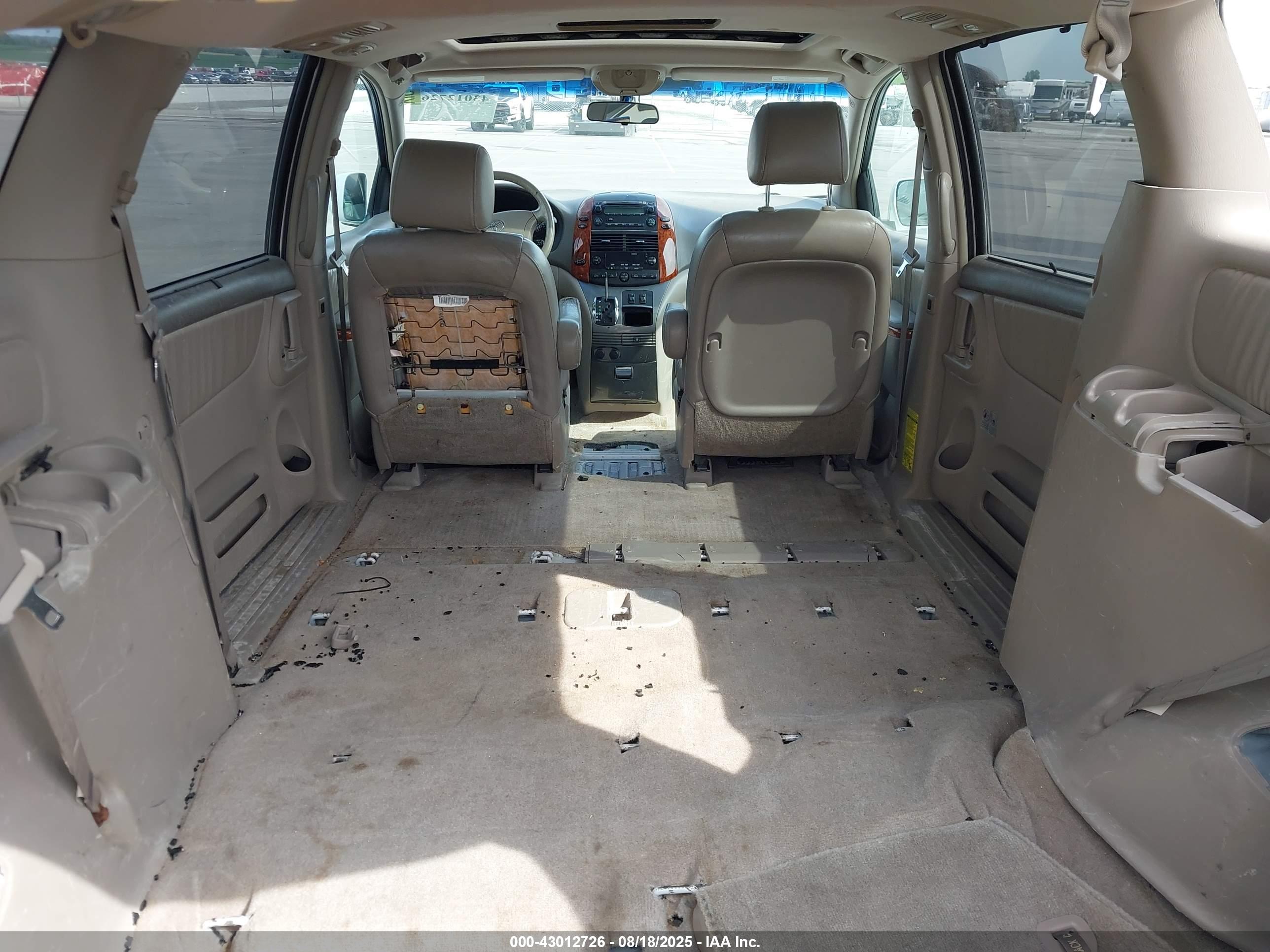 TOYOTA SIENNA image 8