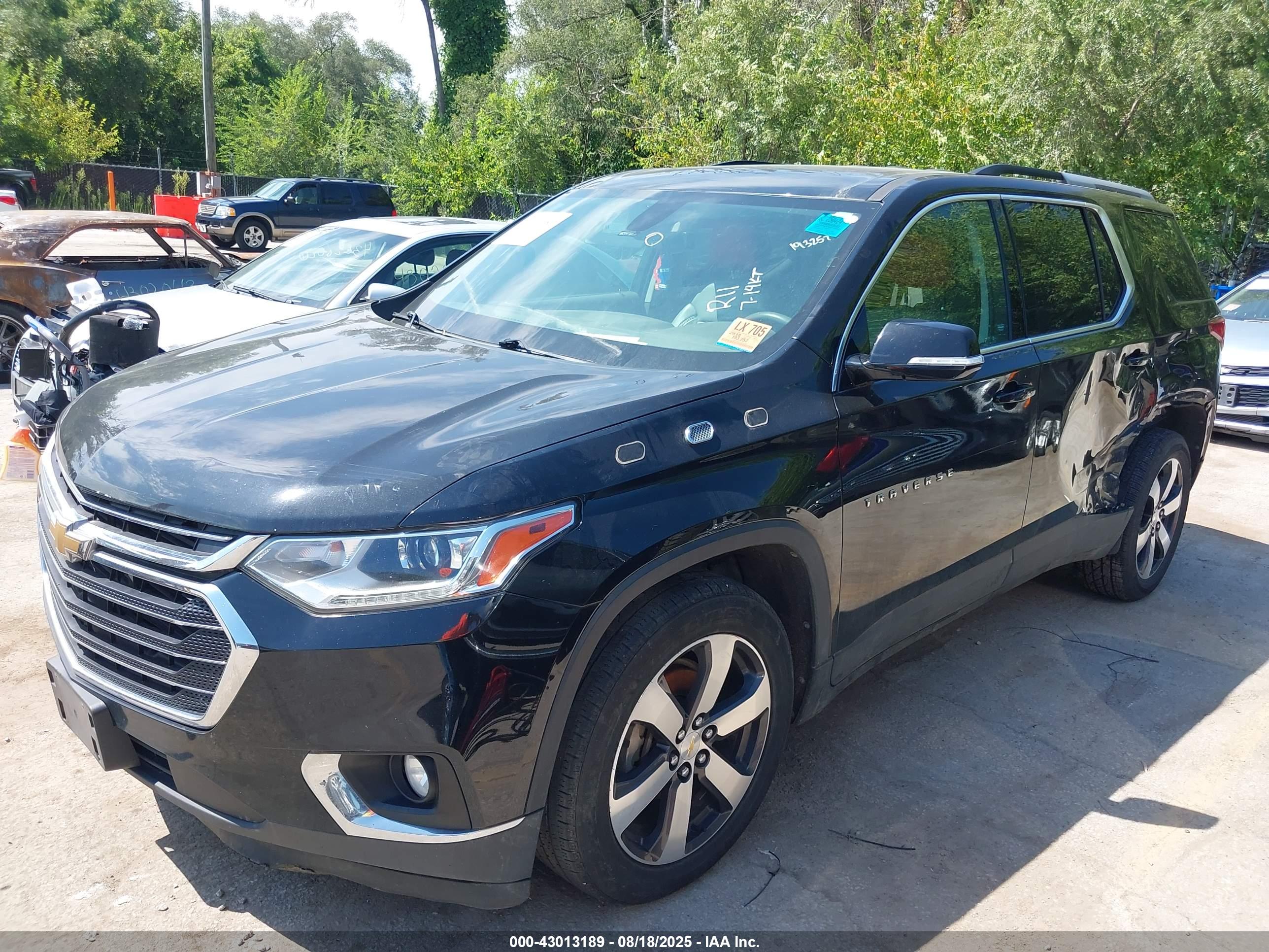CHEVROLET TRAVERSE image 2
