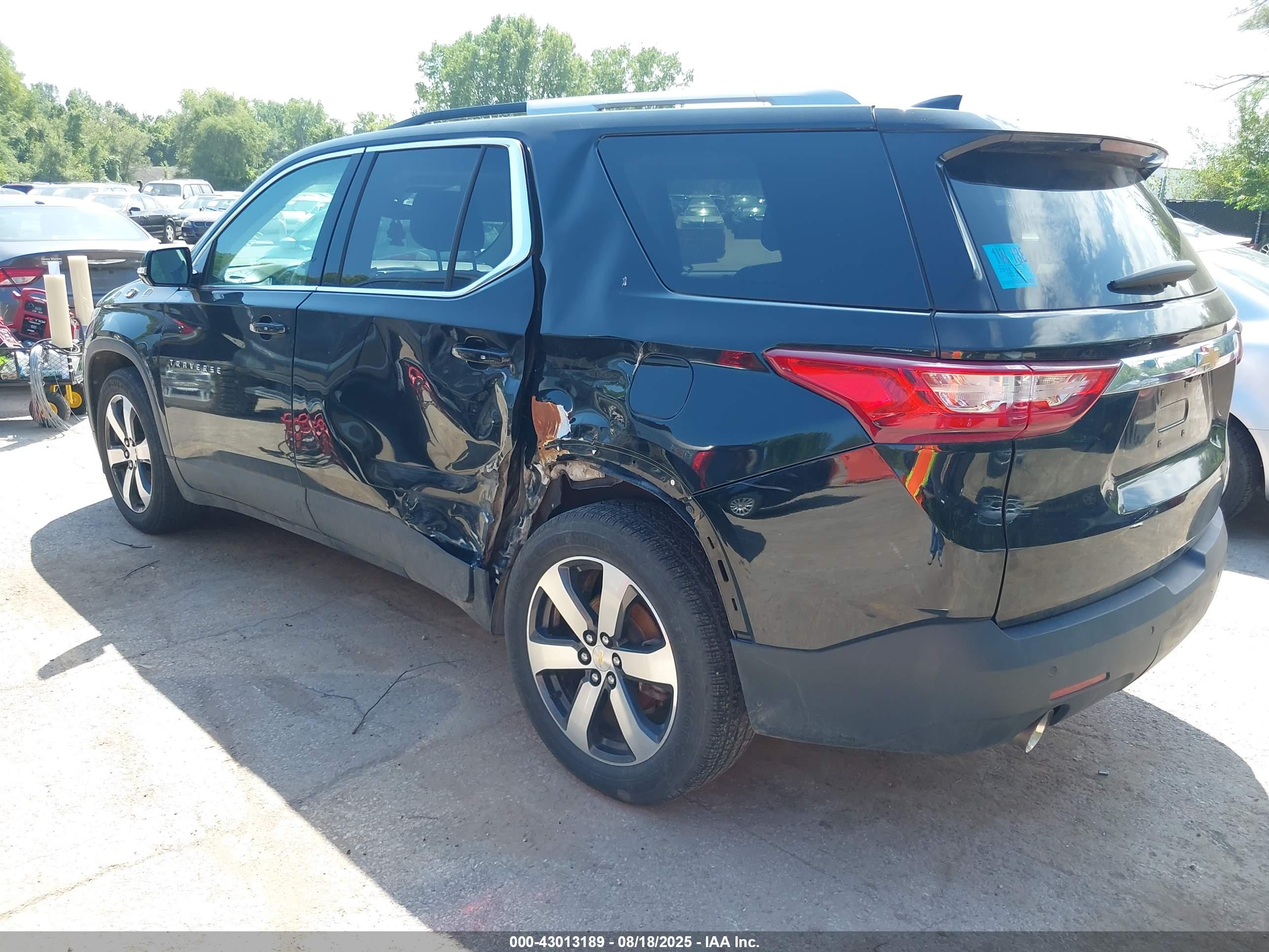 CHEVROLET TRAVERSE image 3
