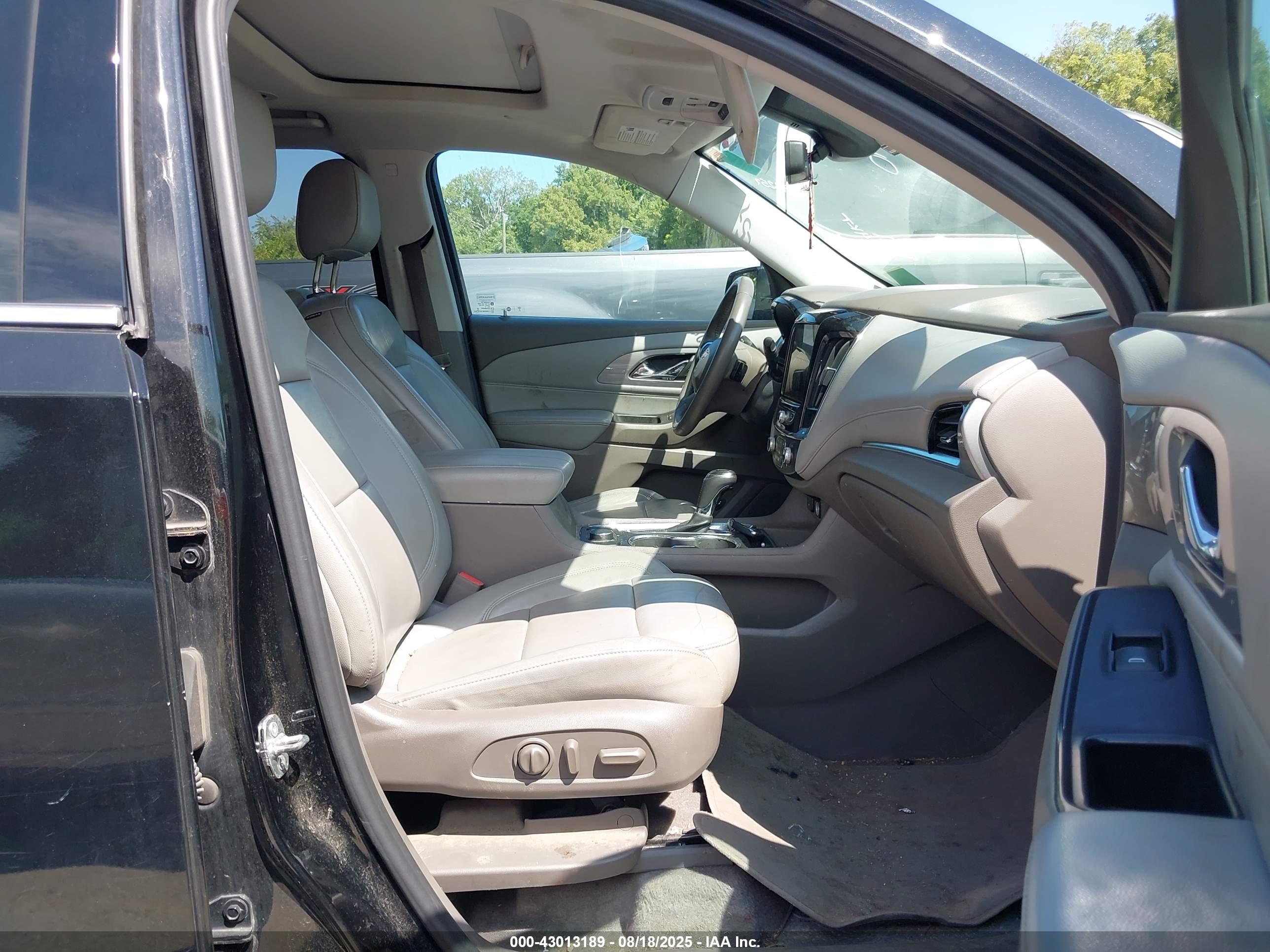 CHEVROLET TRAVERSE image 5