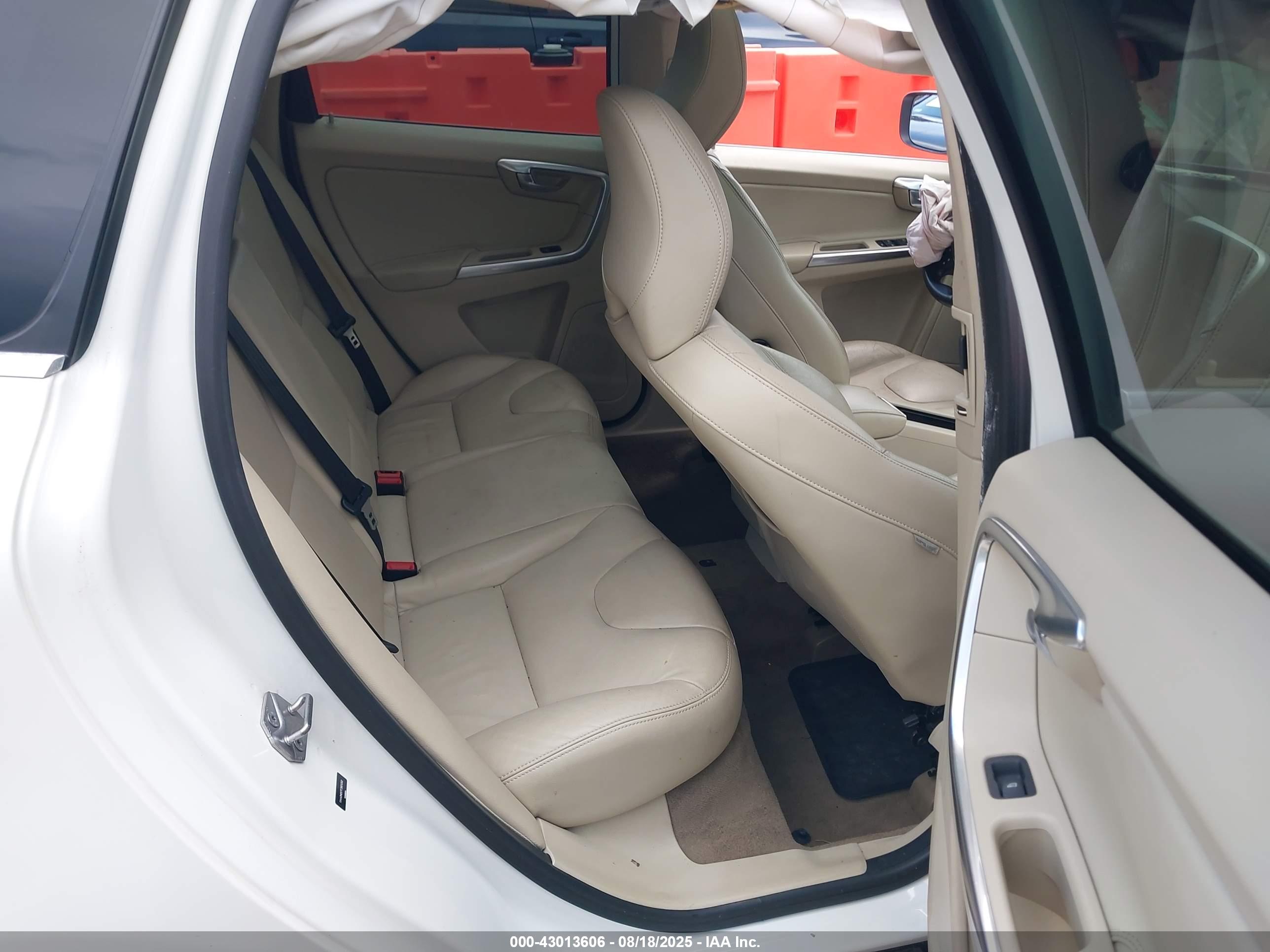 VOLVO XC60 image 8