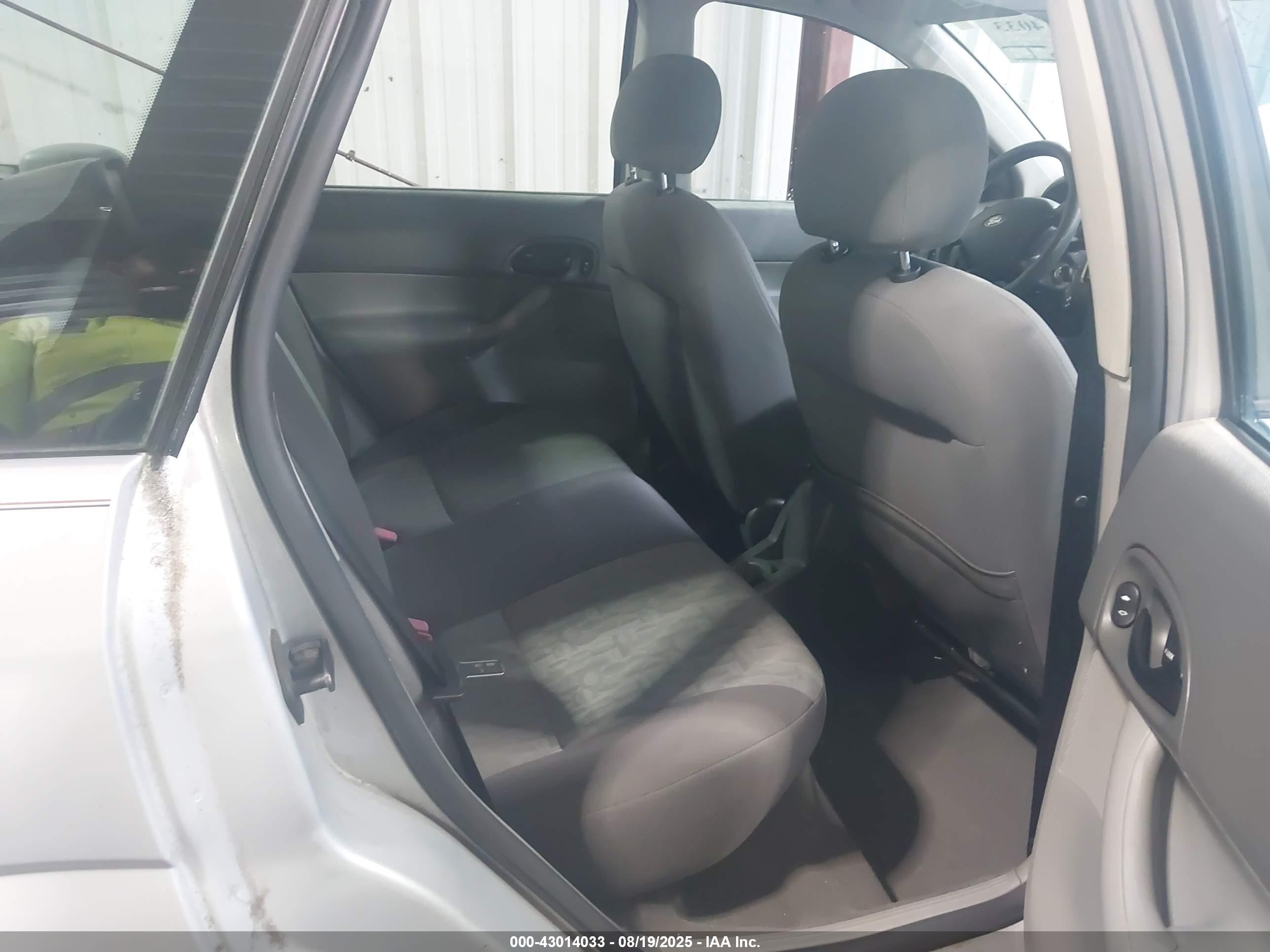 FORD FOCUS image 8