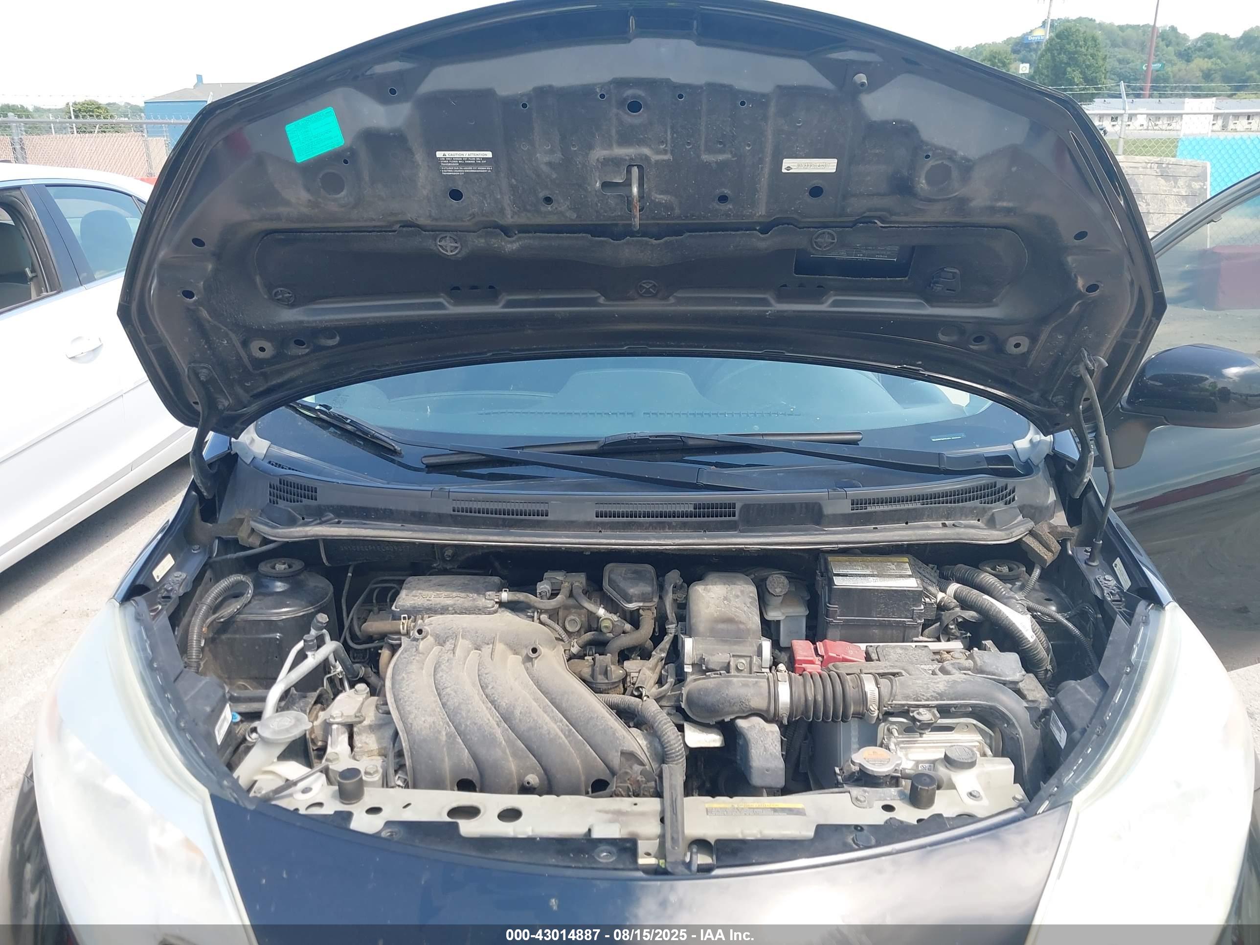 NISSAN VERSA image 10