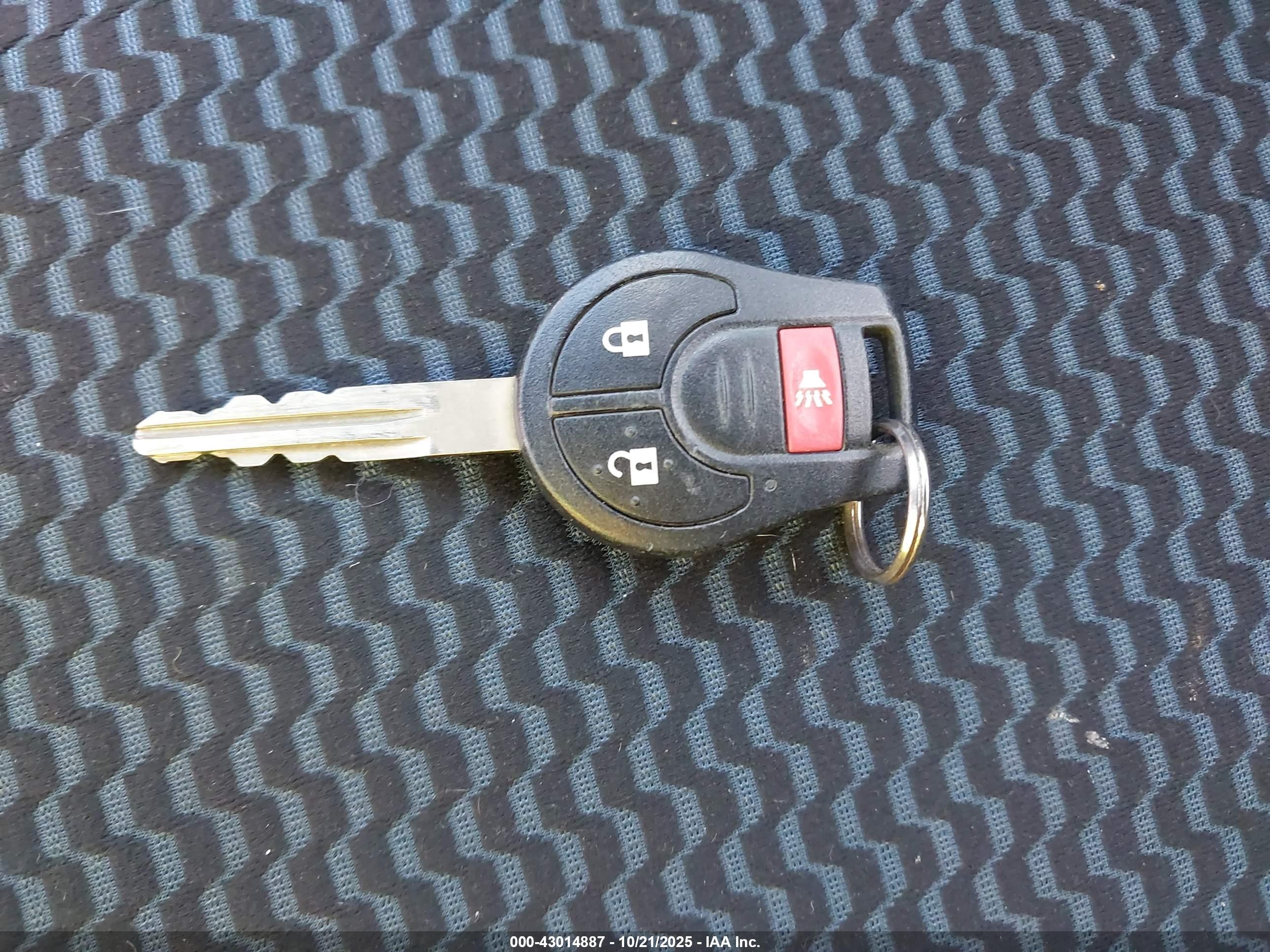 NISSAN VERSA image 11
