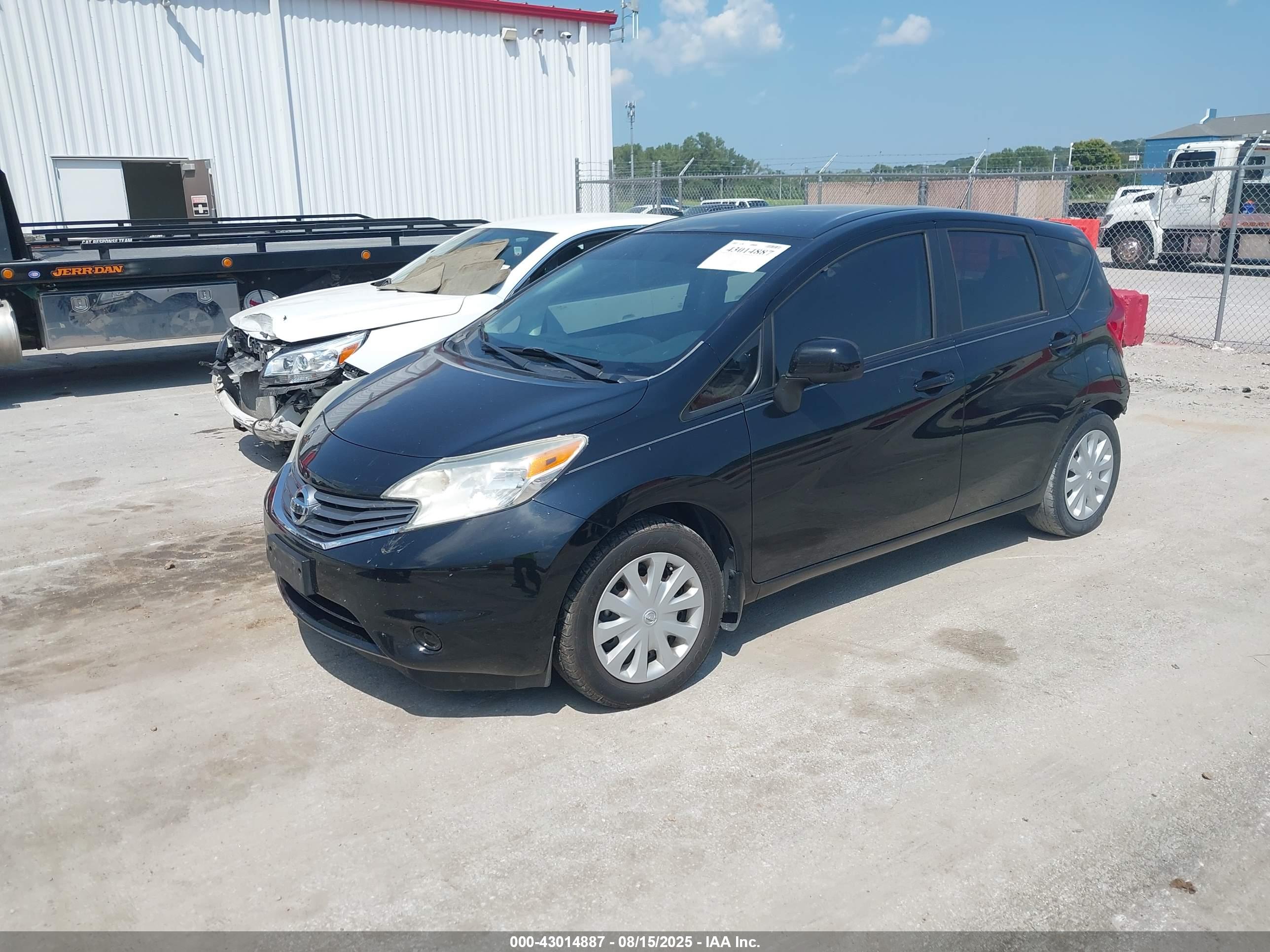 NISSAN VERSA image 2