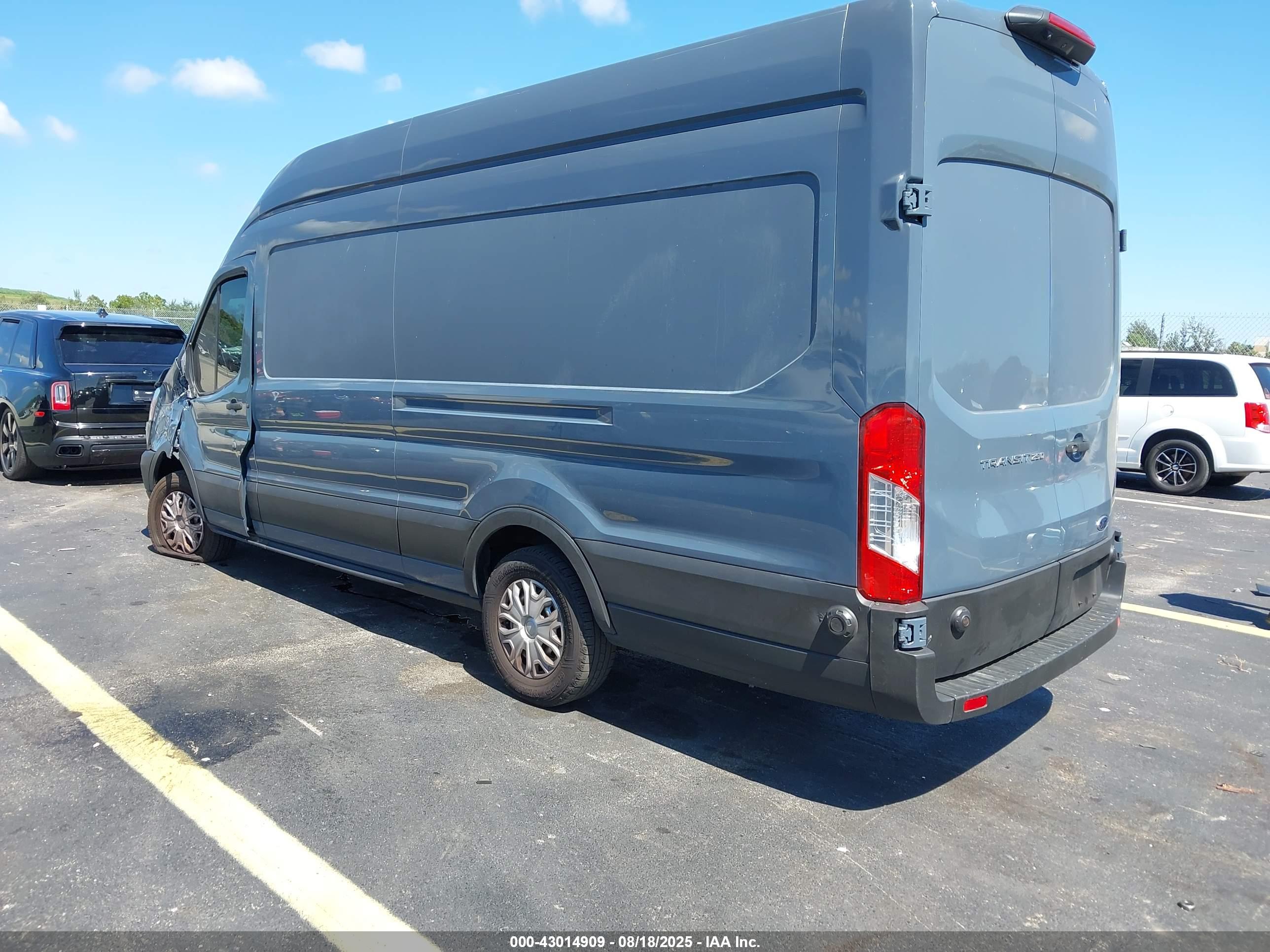 FORD TRANSIT-250 image 3