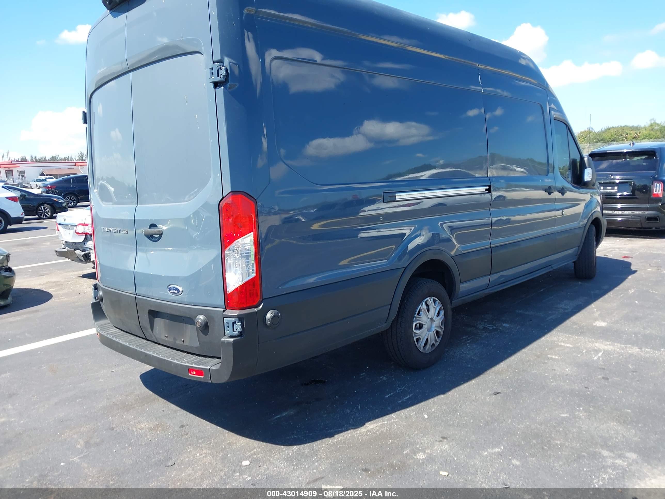 FORD TRANSIT-250 image 4