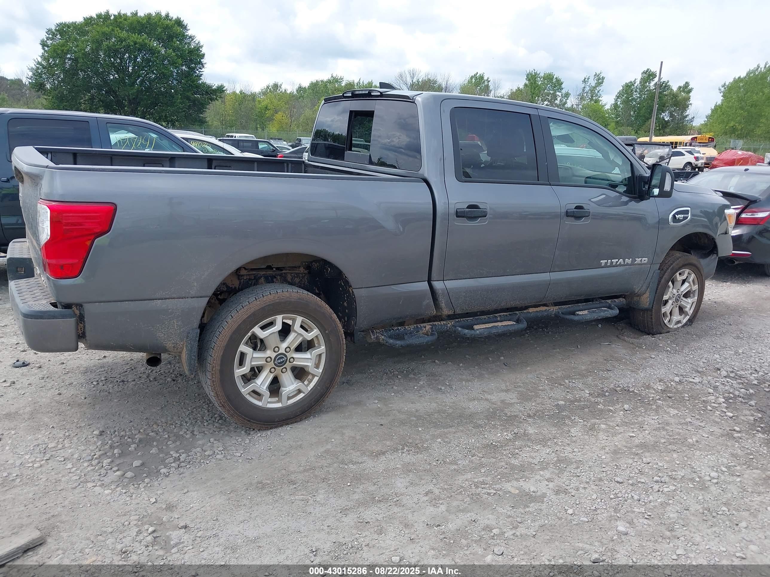NISSAN TITAN image 4