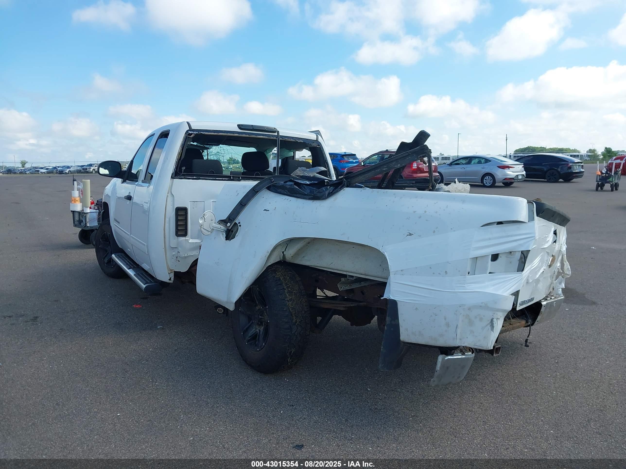 CHEVROLET SILVERADO image 3