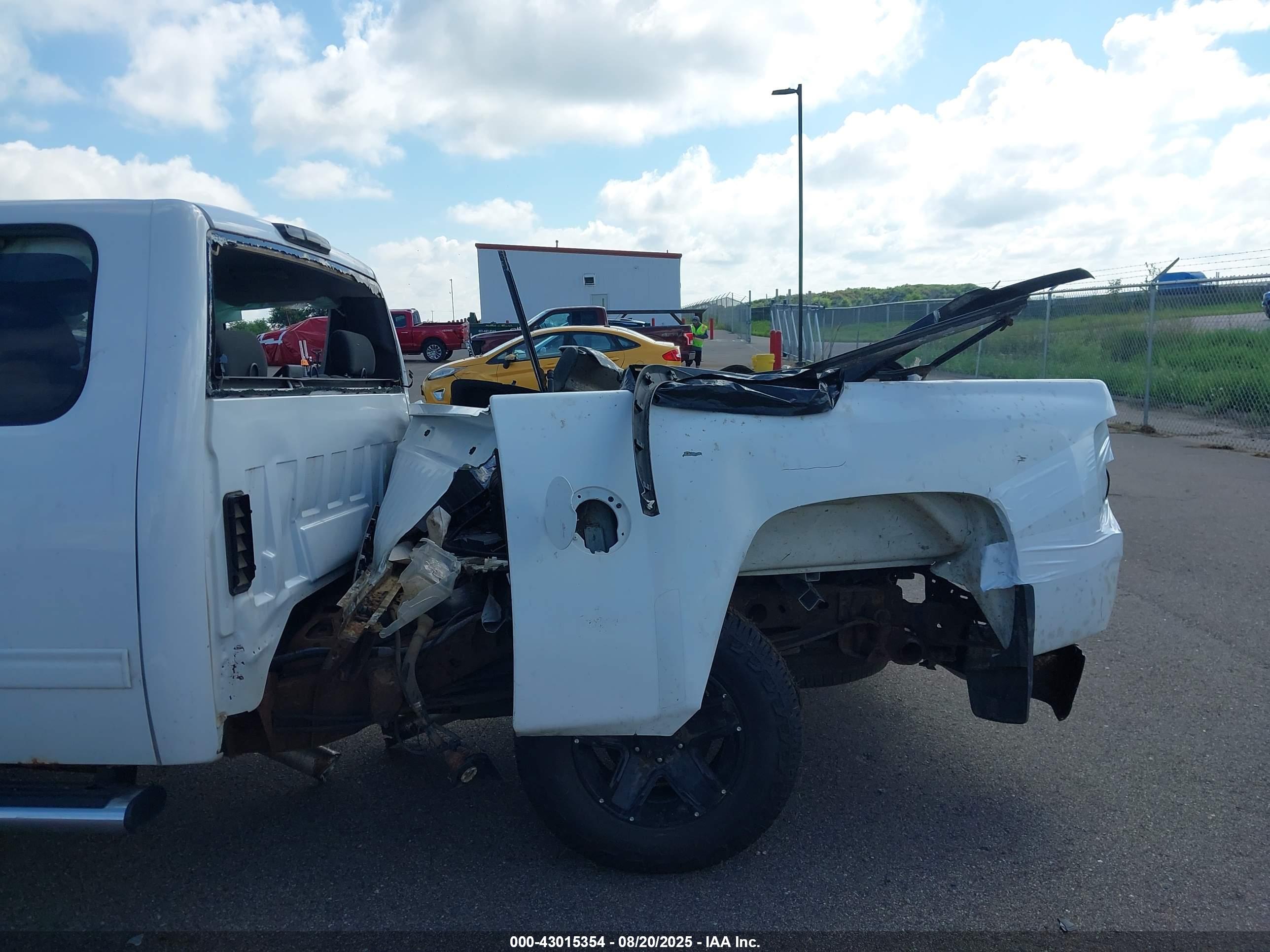CHEVROLET SILVERADO image 6
