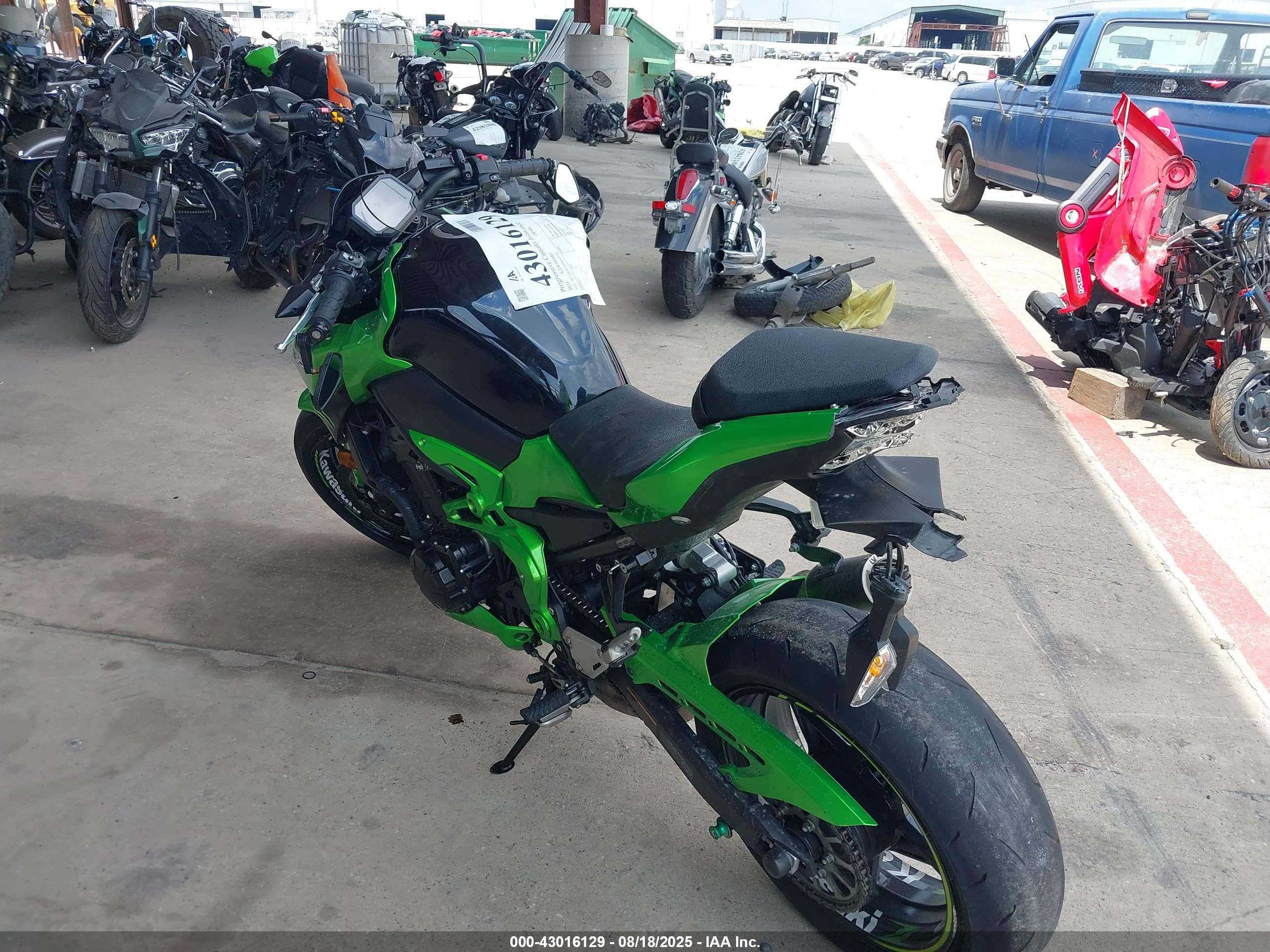 KAWASAKI ZR900 image 3