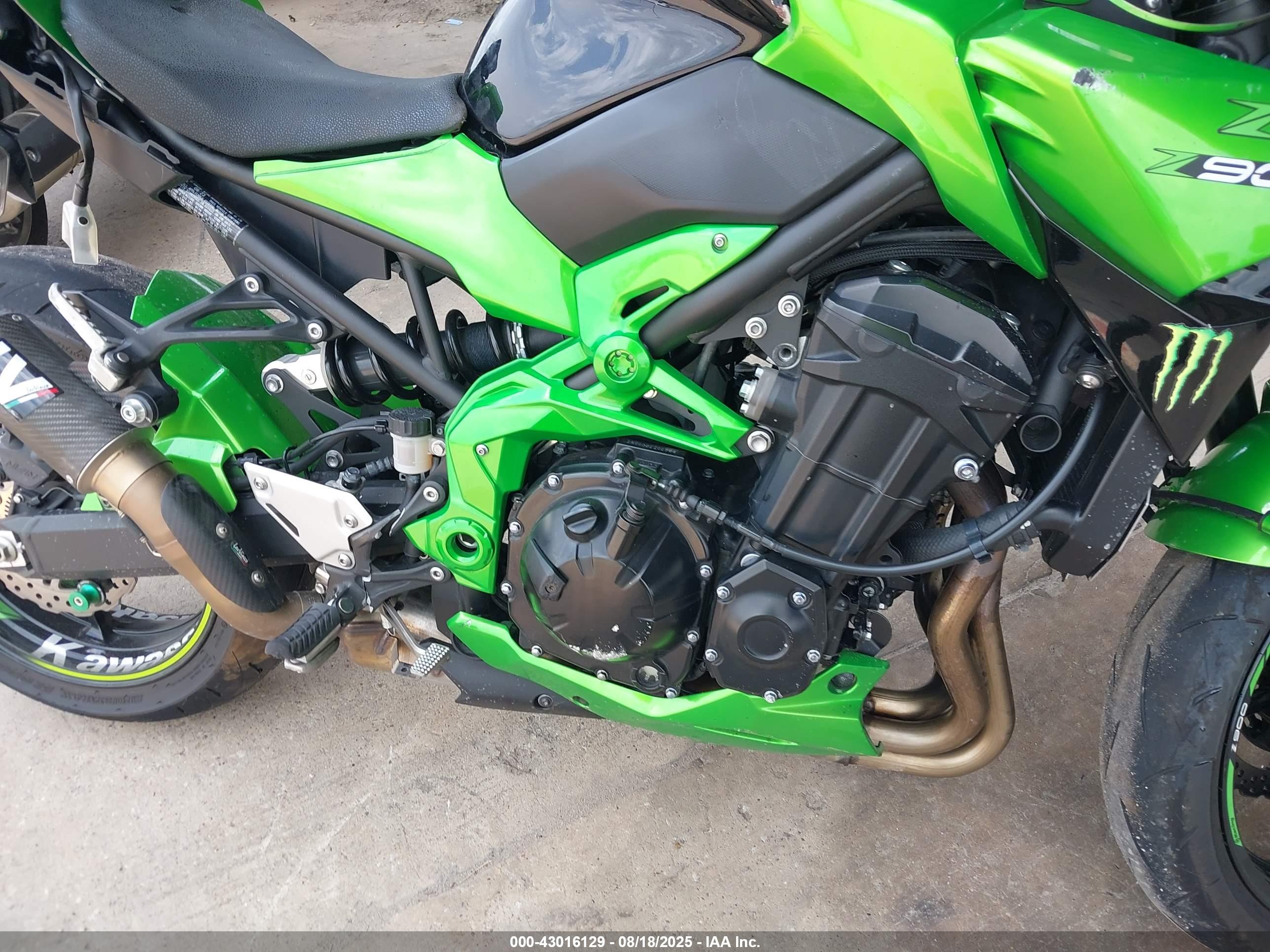 KAWASAKI ZR900 image 8