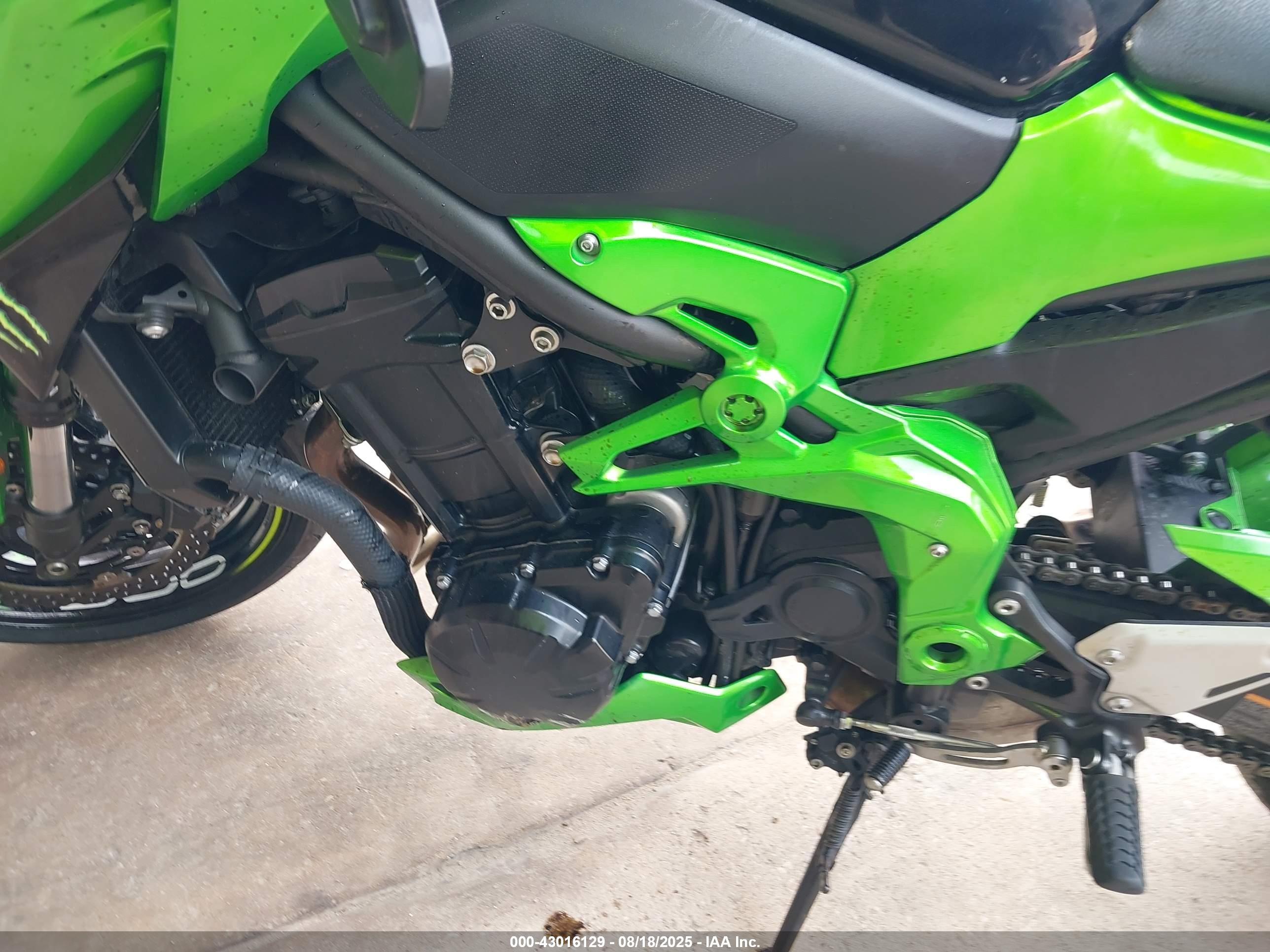 KAWASAKI ZR900 image 9