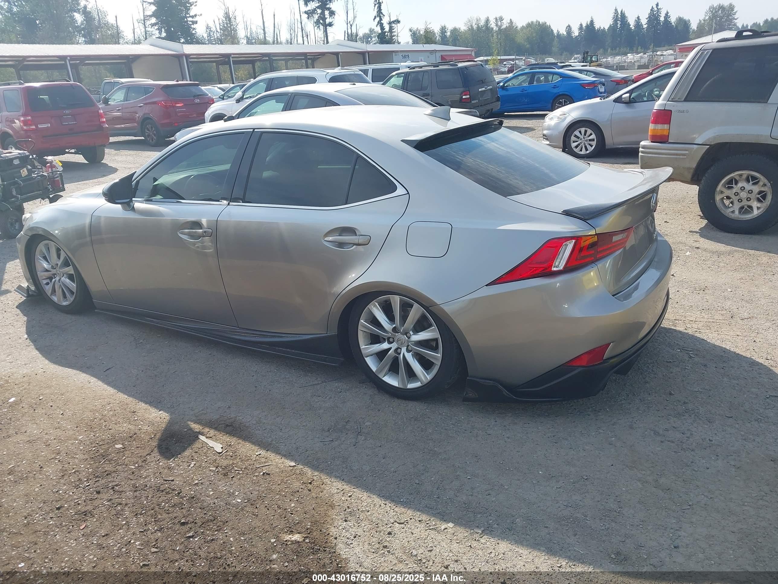 LEXUS IS image 3