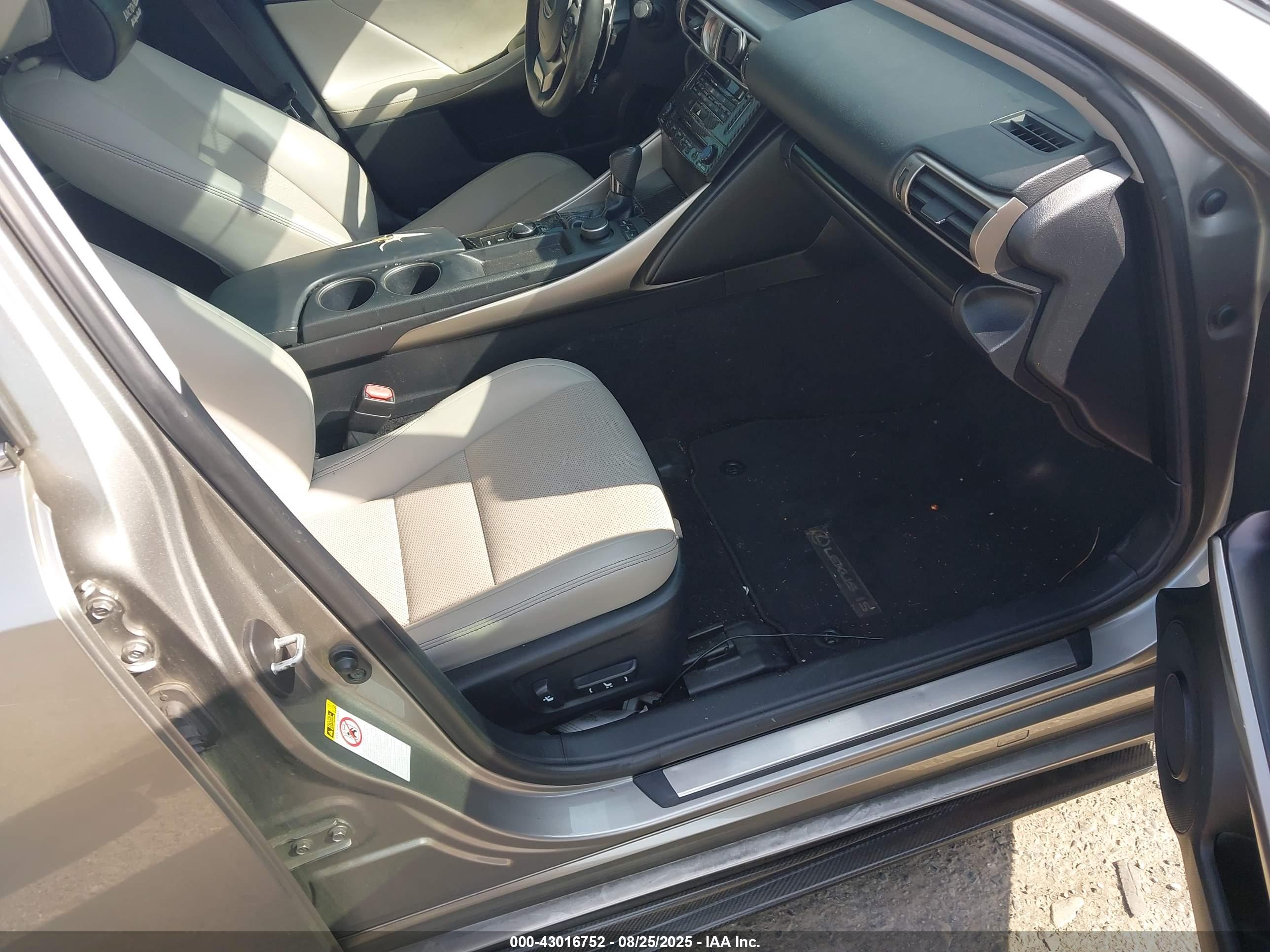 LEXUS IS image 5