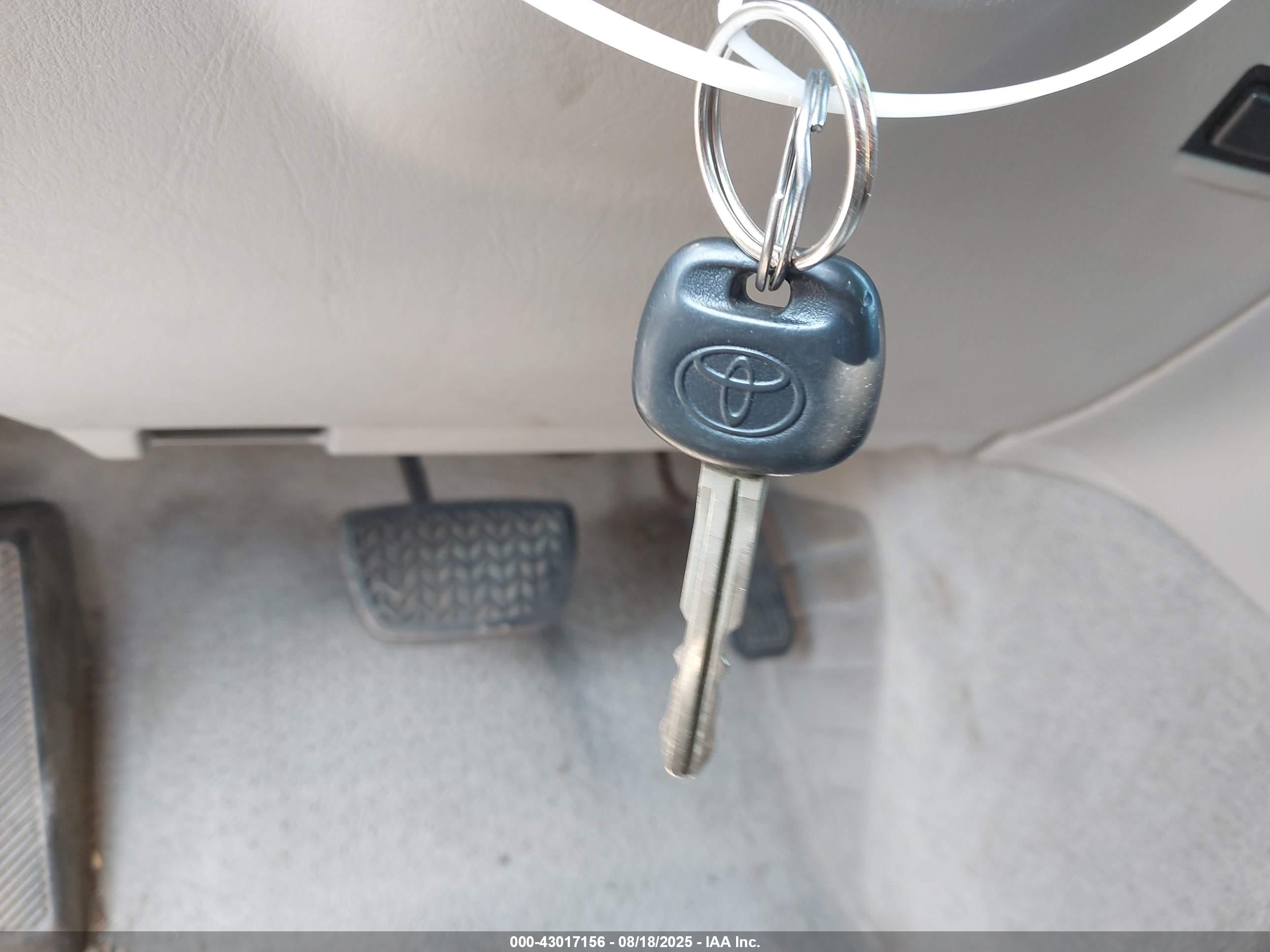 TOYOTA AVALON image 11