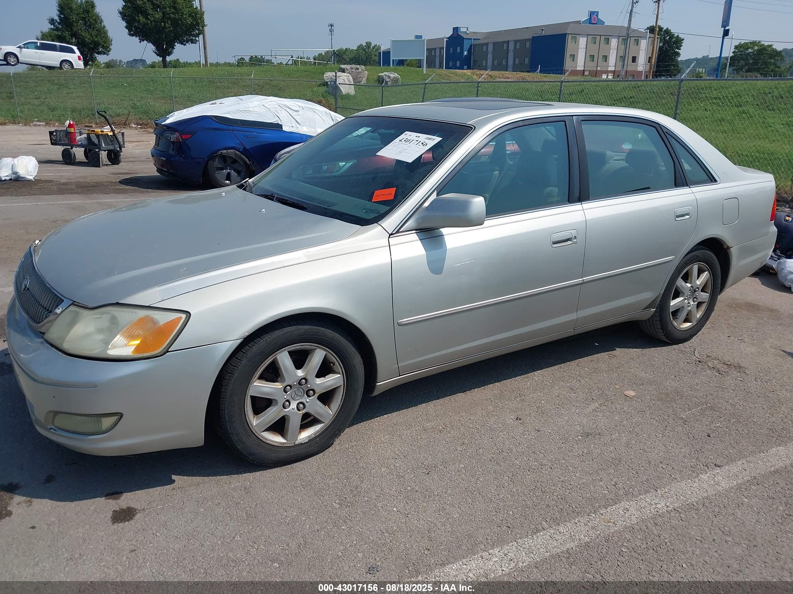 TOYOTA AVALON image 2
